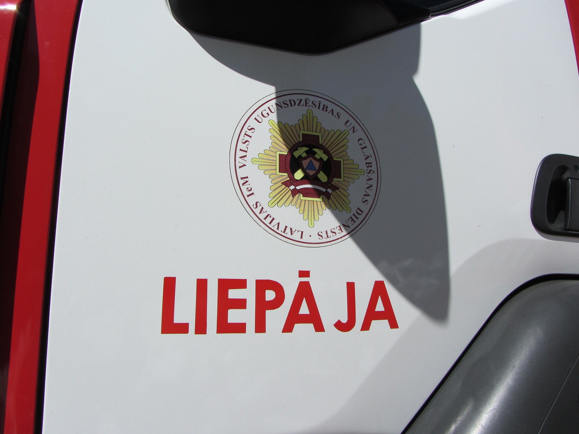 Nepilngadīgie uzrāpjas uz pamestas ēkas jumta