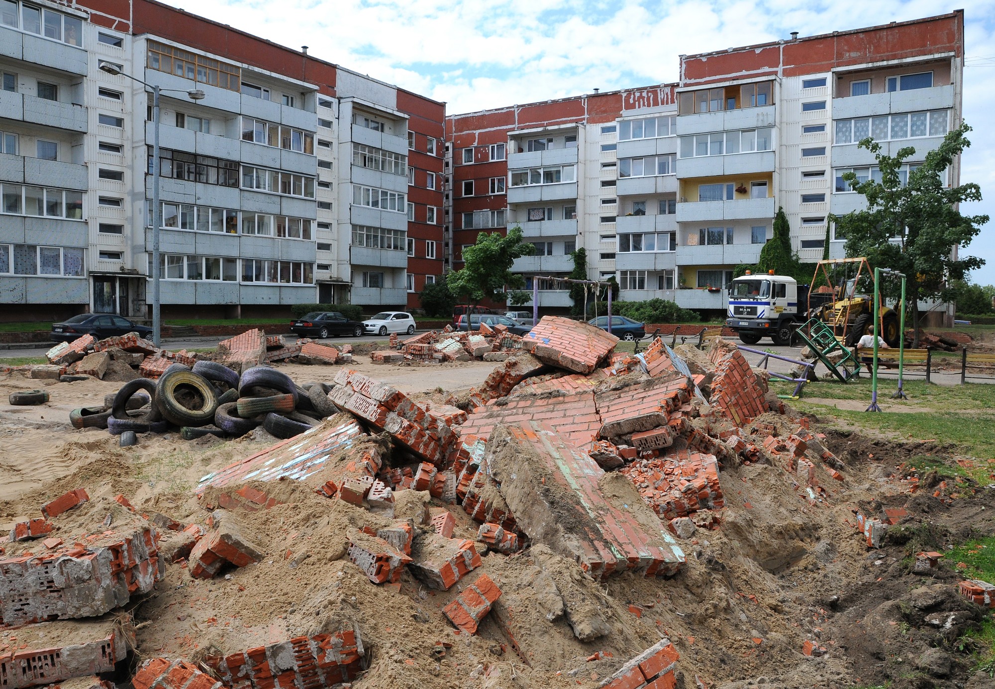 Automašīnas izkonkurē karuseli
