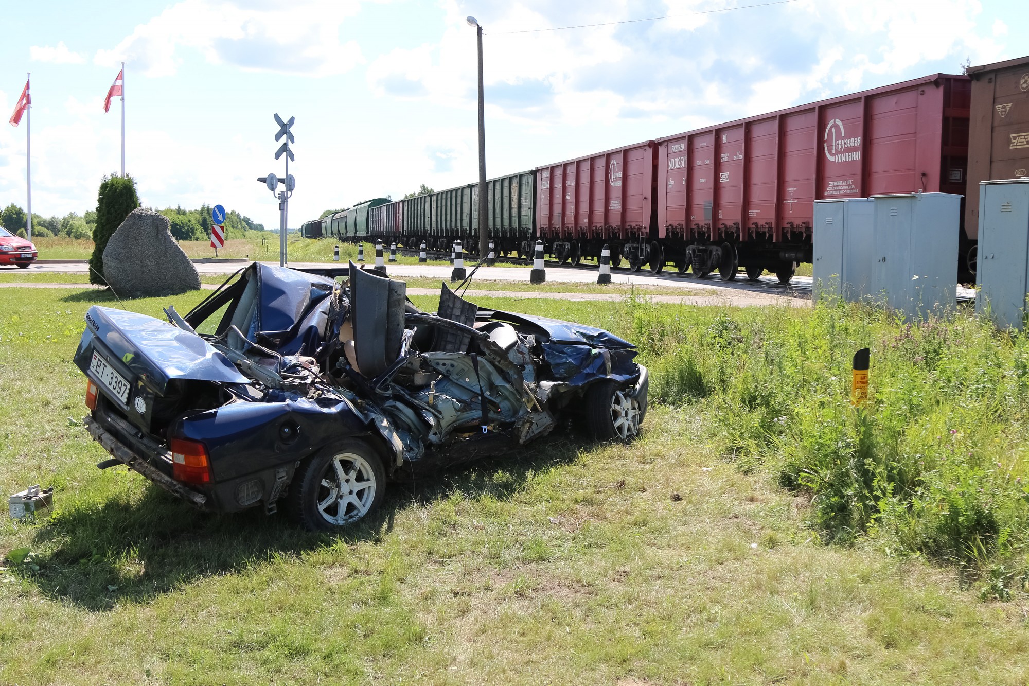 Auto pāri sliedēm braucis pie sarkanā signāla