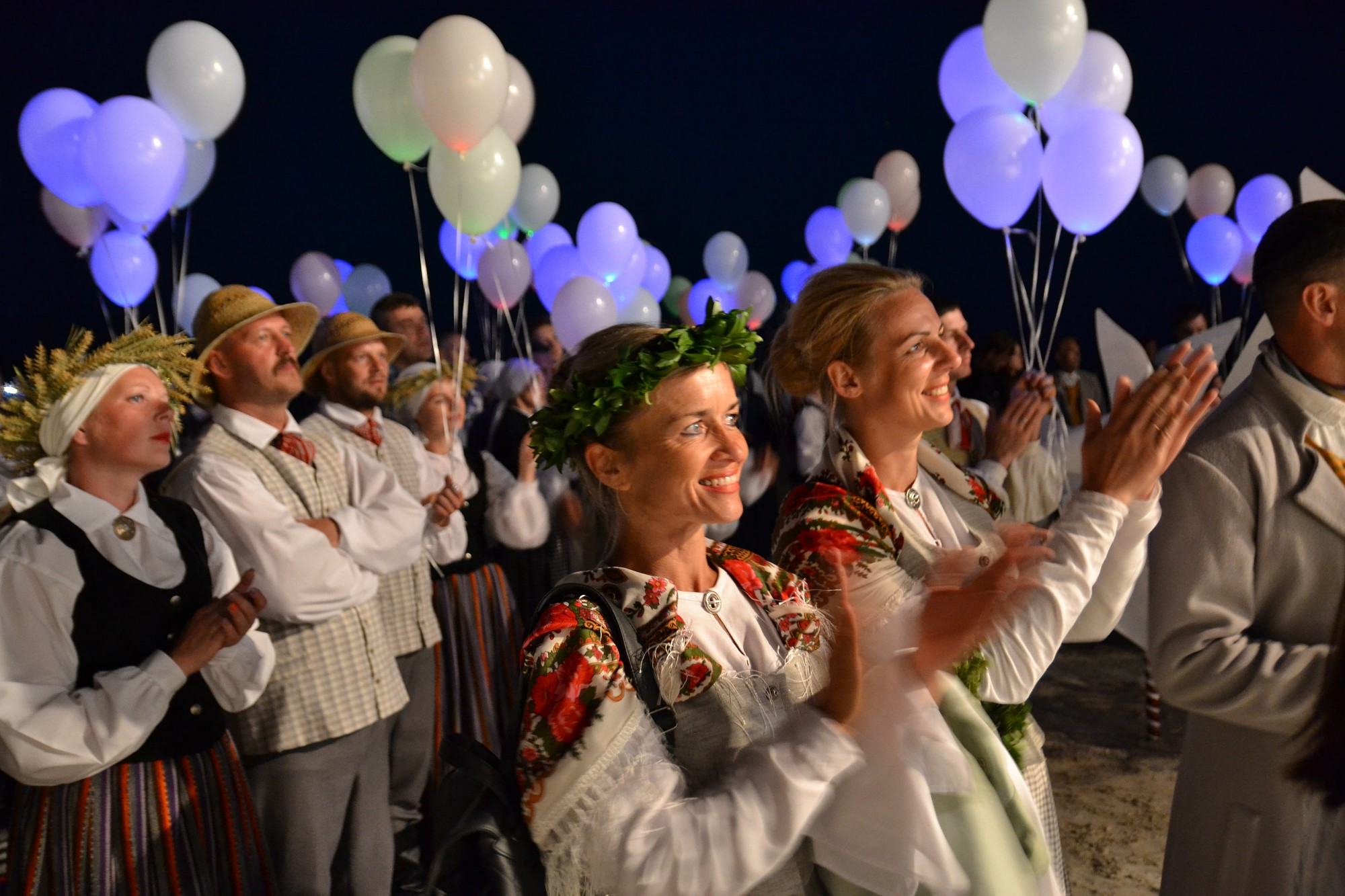 Ar balonu salūtu noslēdzies festivāls ”Soļi smiltīs”