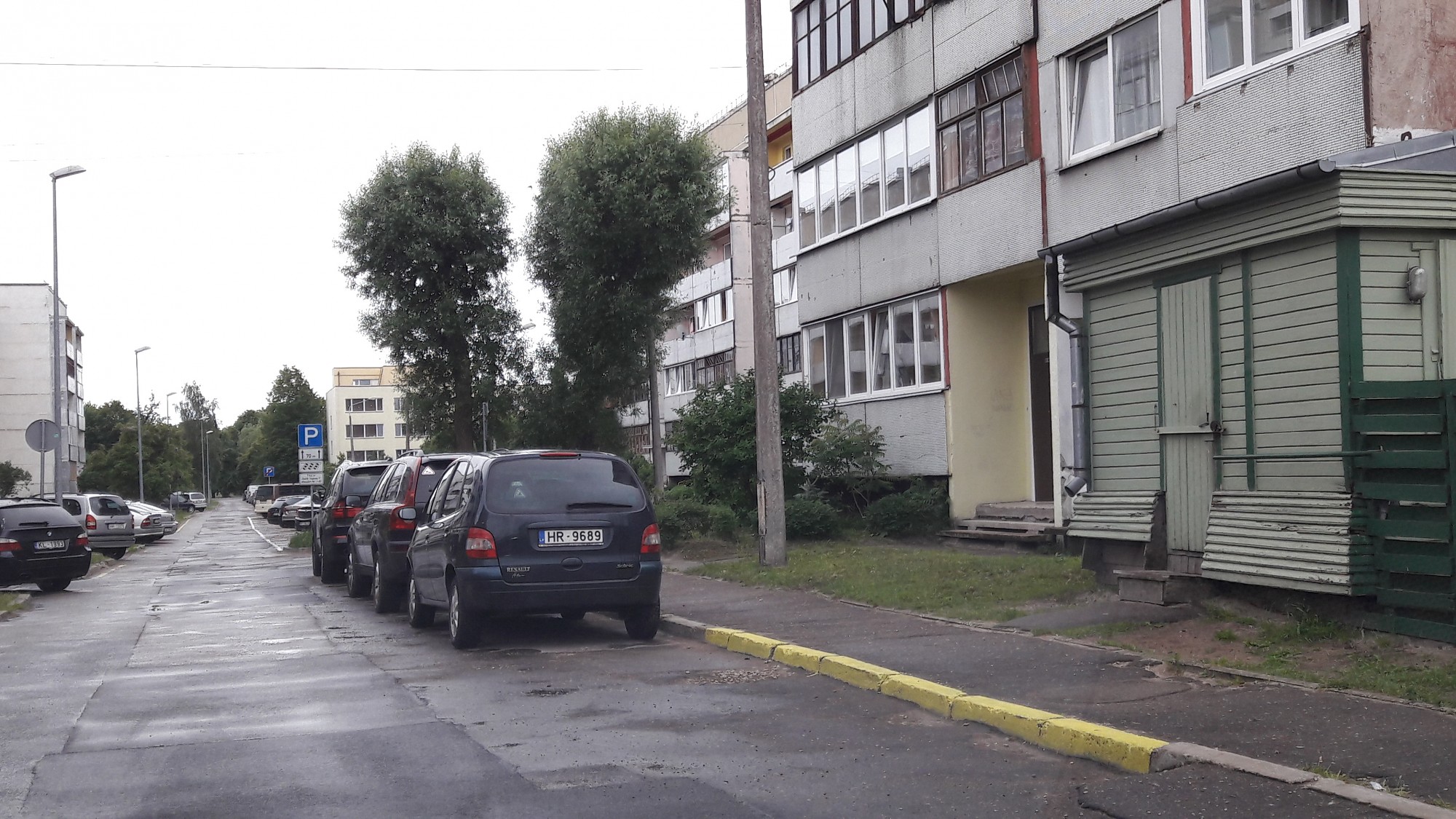 Dzeltenās līnijas Ugāles ielā ir nelikumīgas, tās būs jālikvidē