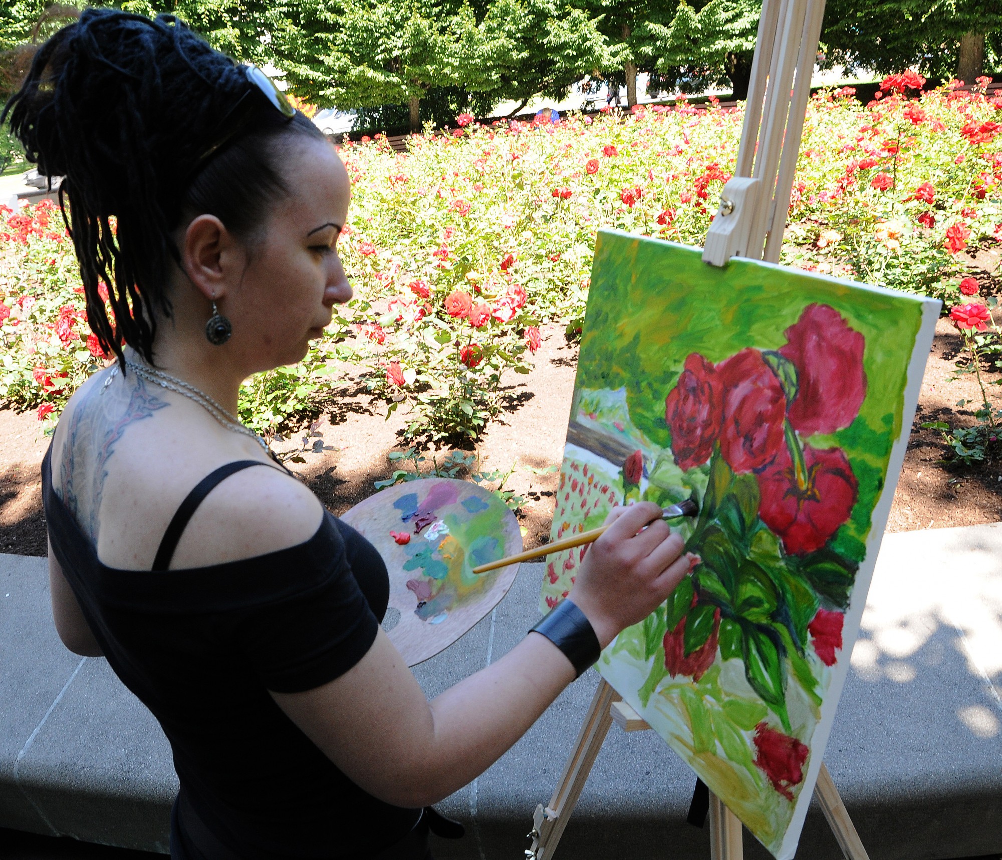 Rozes māksliniekiem rāda raksturu