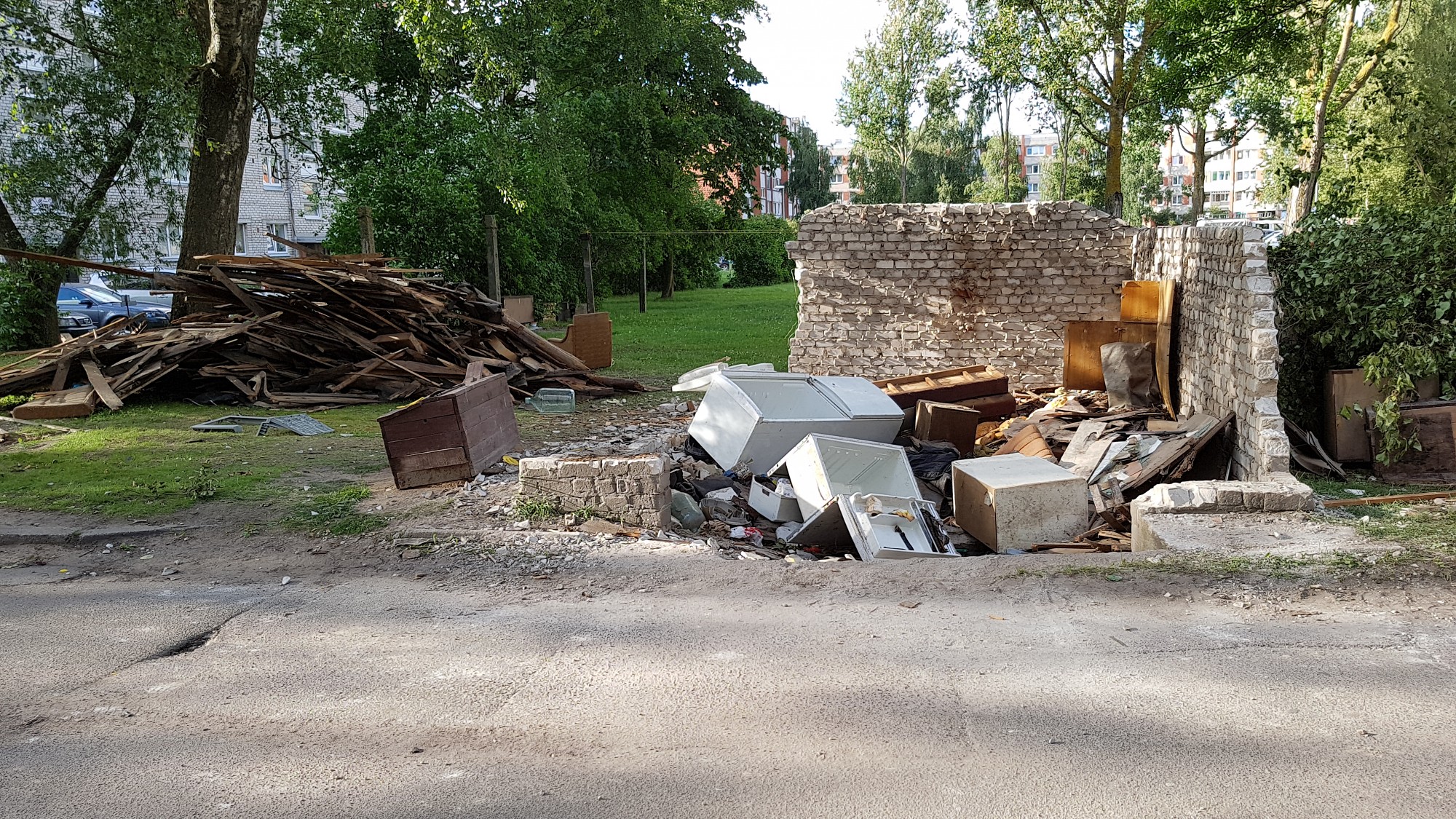 Bīstamo būvi Laumas rajonā nojauc