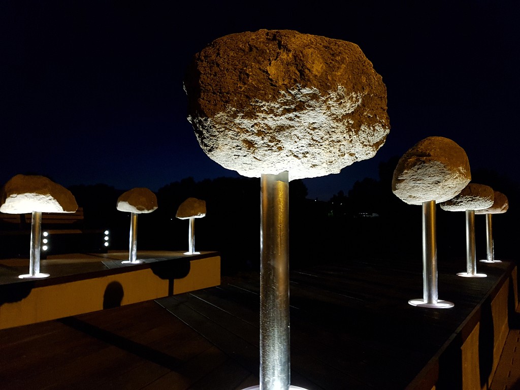 Atklās jaunu laivu un runājošus akmeņus