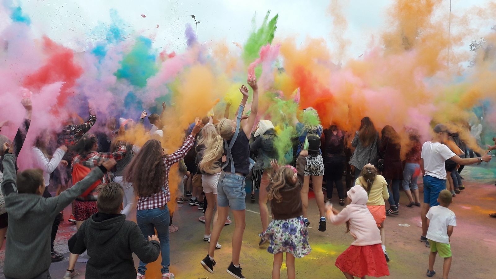 Krāsaini aizvadīts “Jauniešu festivāls”