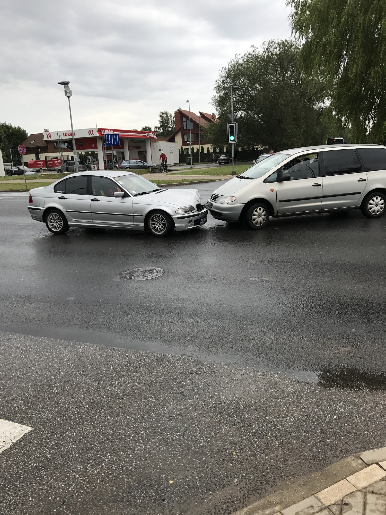 Nedod ceļu pa galveno braucošajam