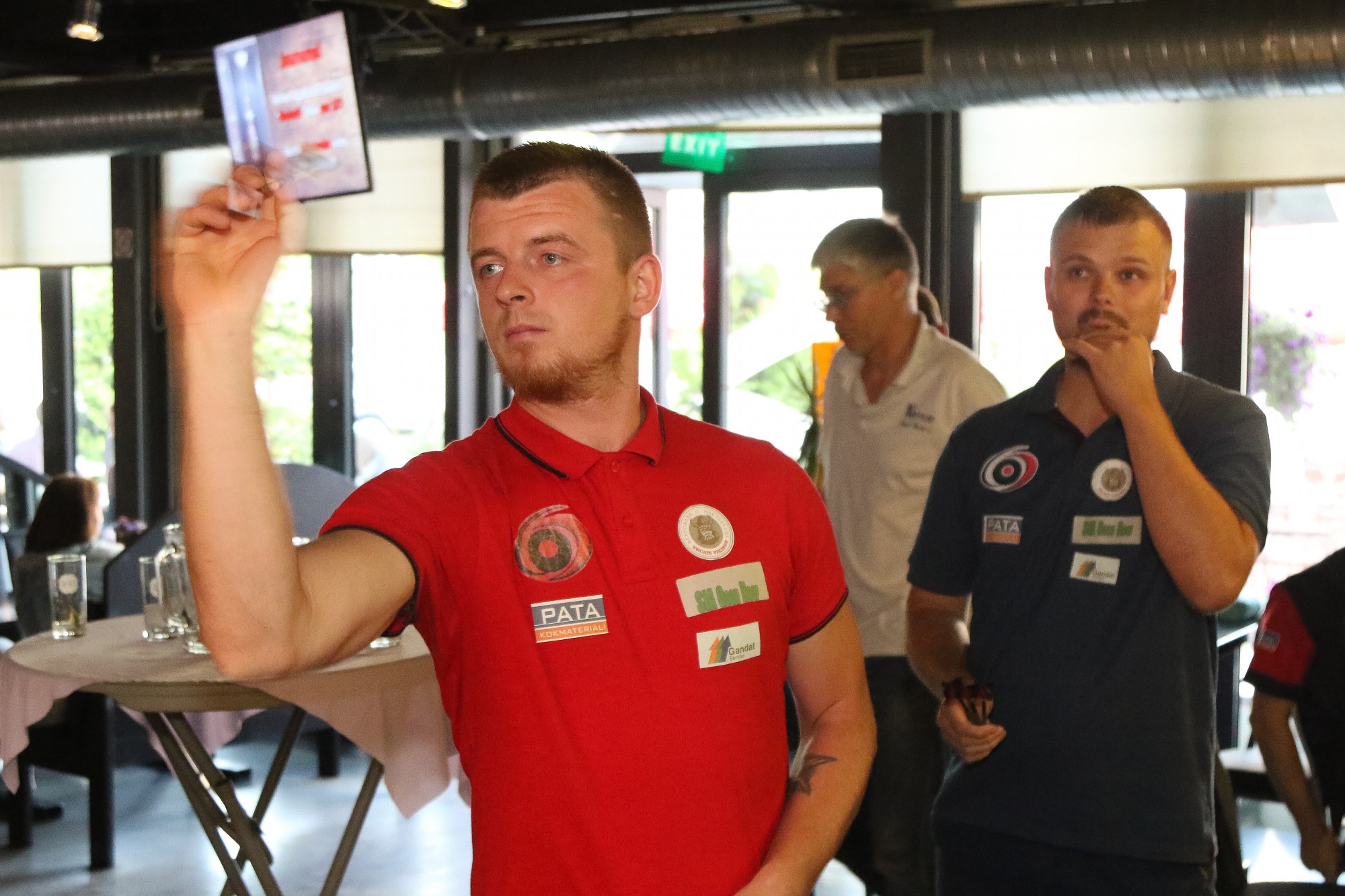 Asās šautras lido restorānā