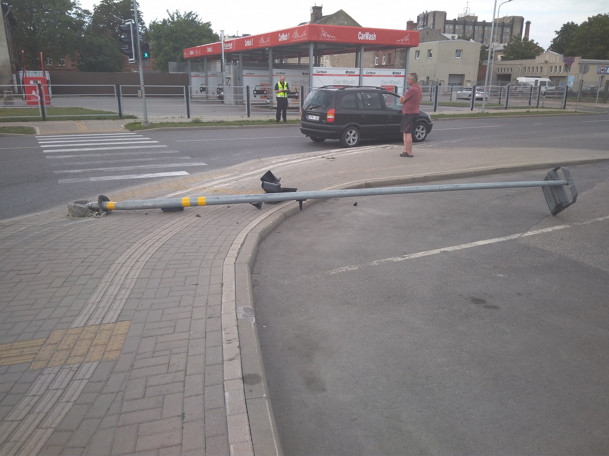 Smagais auto sabojā luksoforu