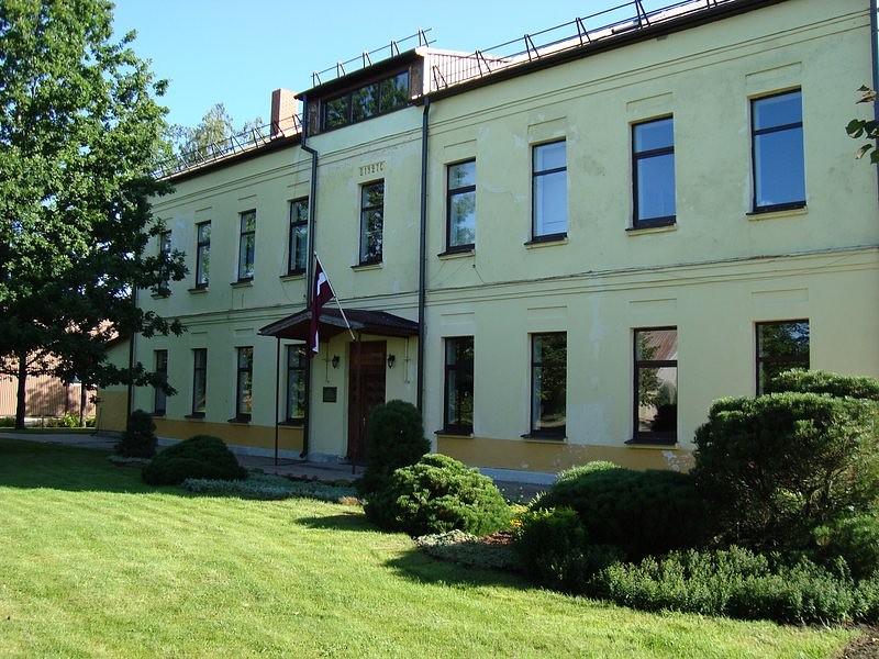 Brauks ciemos uz savu skolu