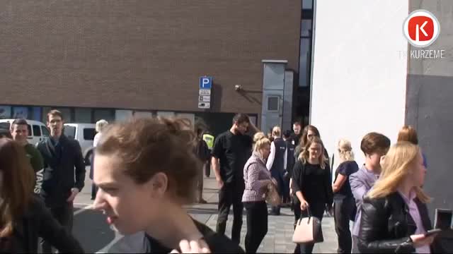 Tirdzniecības centrs “Kurzeme” piedzīvo apmeklētāju evakuāciju