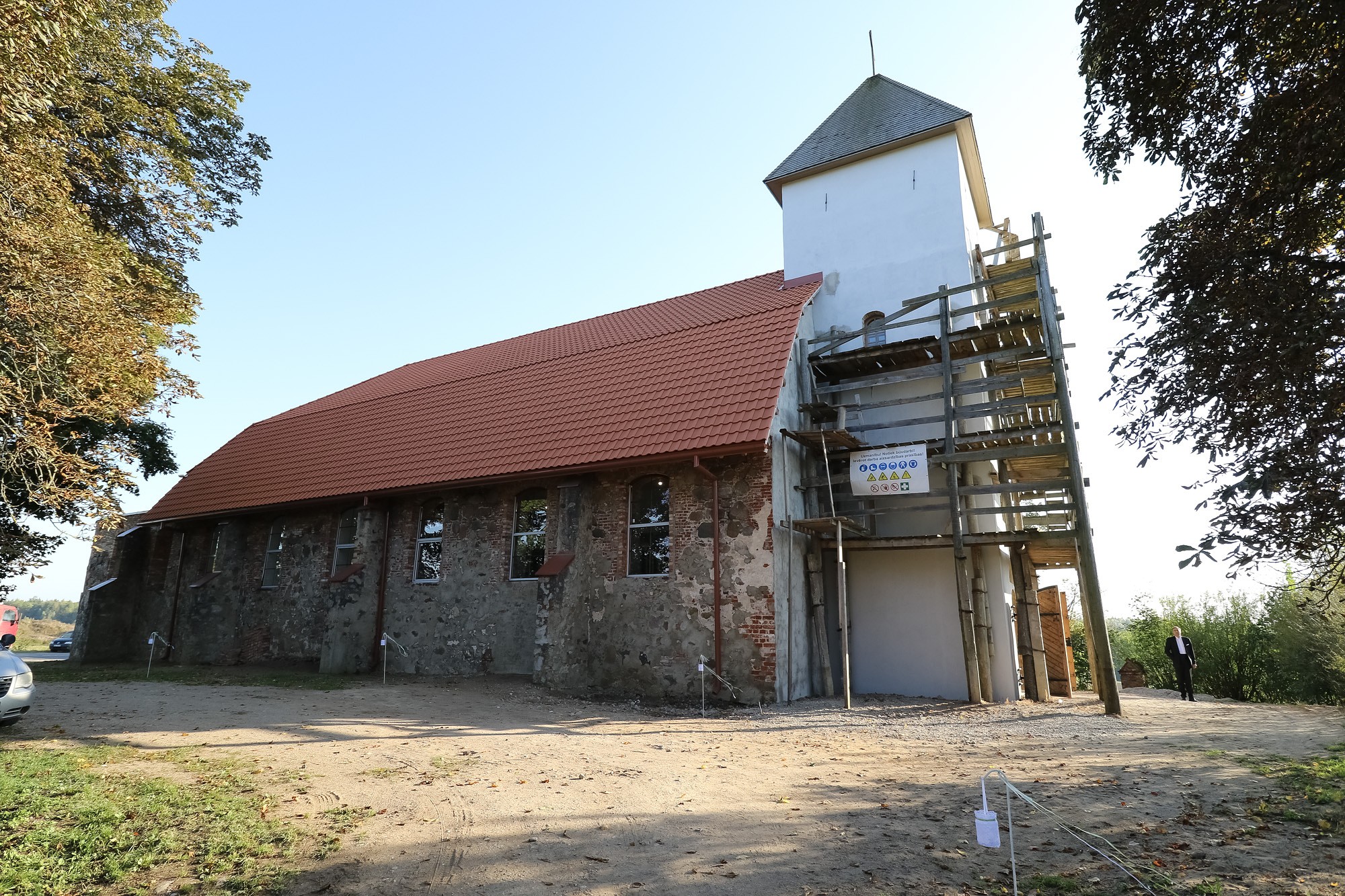 Ticības čempioni atjauno dievnamu