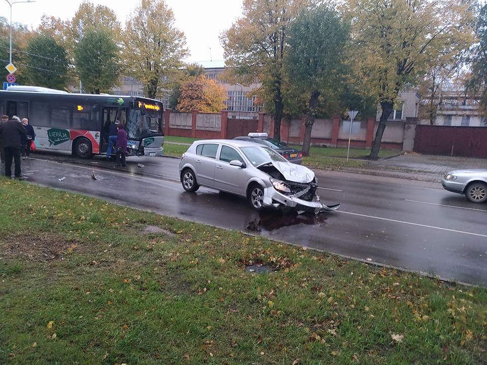 Papildināts – Autobusa un vieglā auto sadursmē Brīvības ielā cietuši bērni