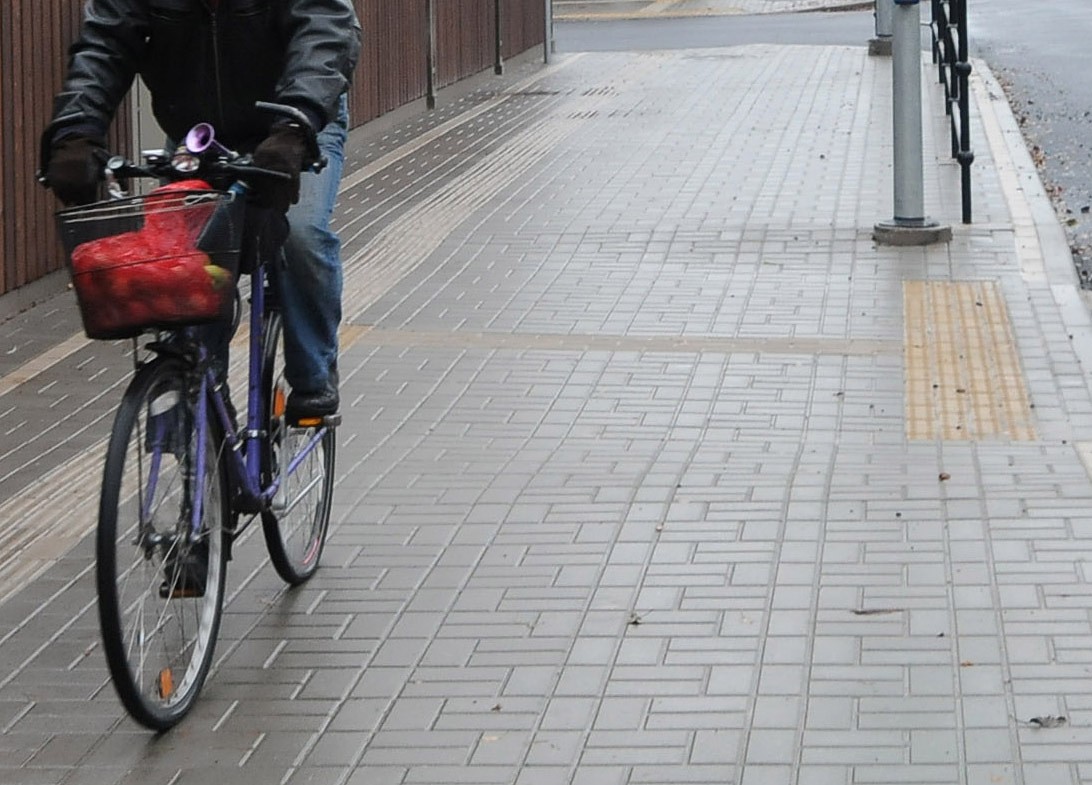 Notriec velosipēdisti; apgāžas auto