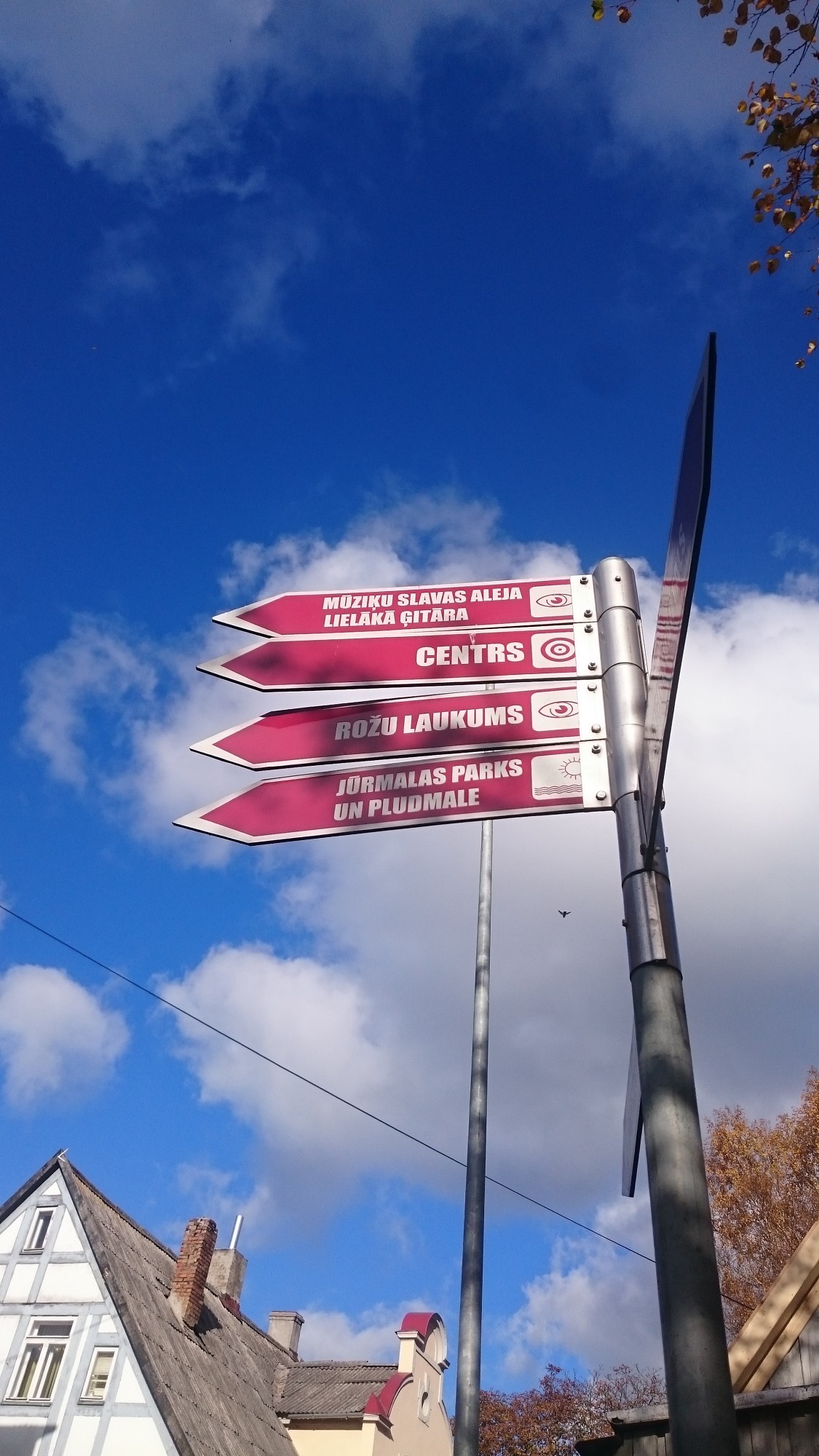 Zīmes ved pie lielās ģitāras