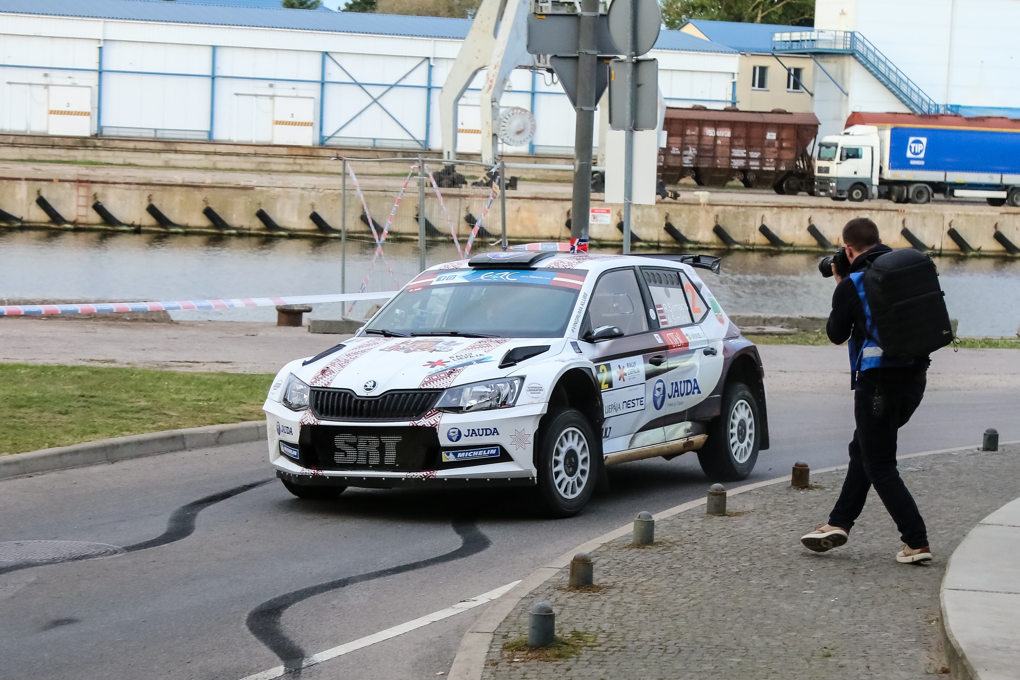 Rallijs gatavojas lietus ceļiem