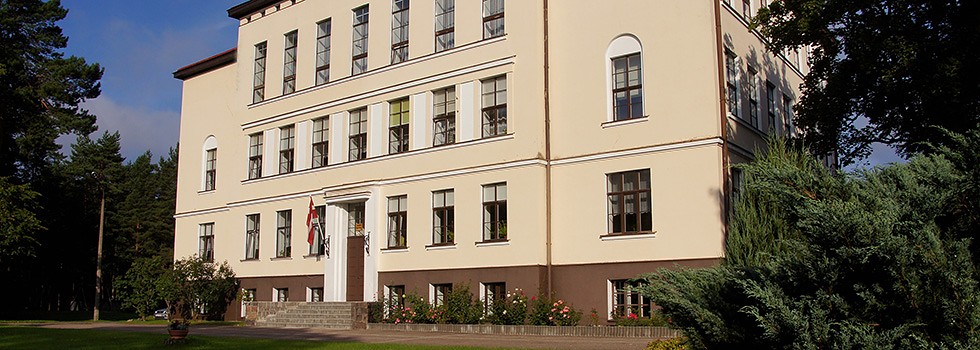 Rucavas pamatskolu nesiltinās