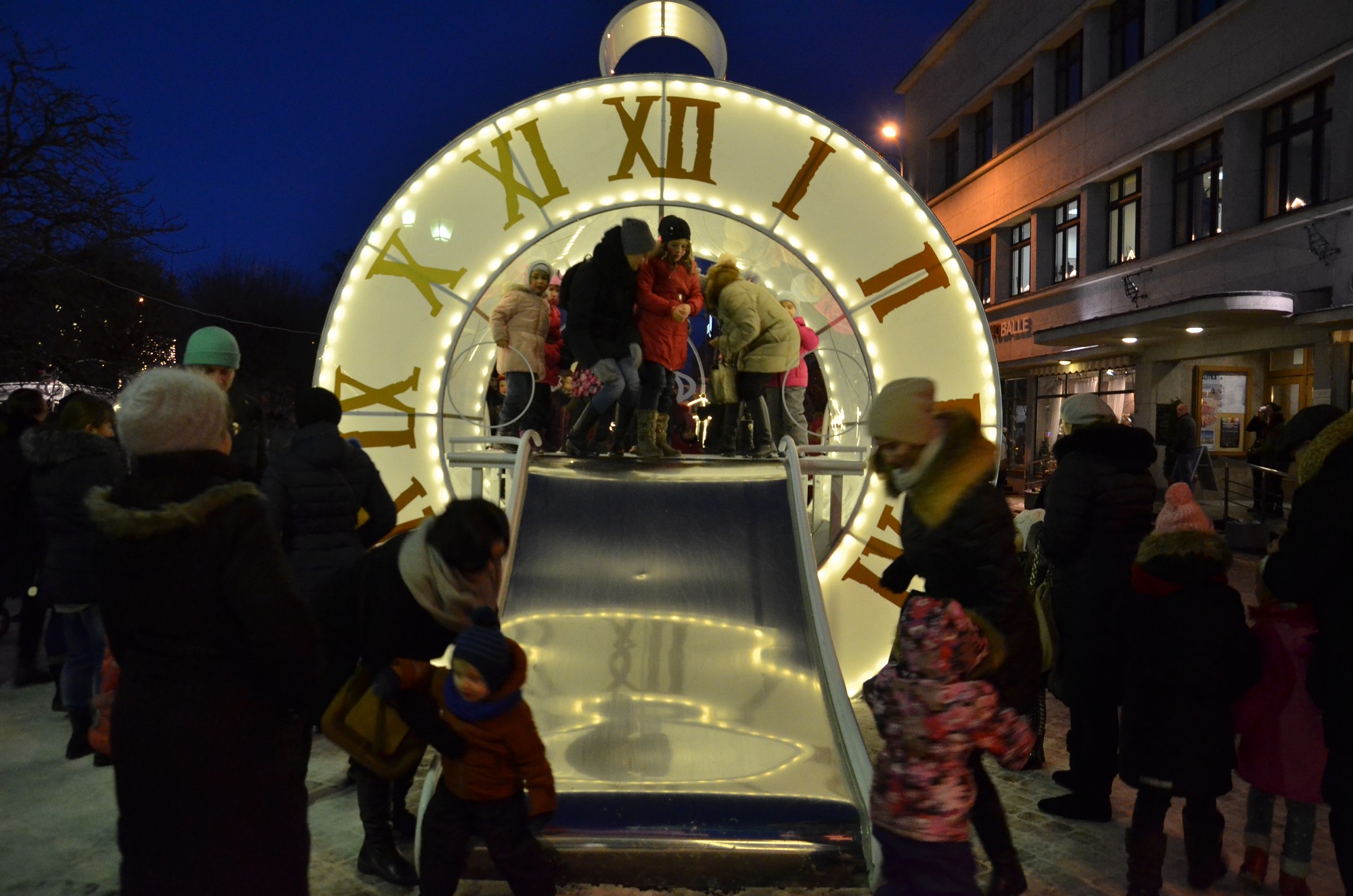 Naktī uz svētdienu notiks pāreja uz ziemas laiku