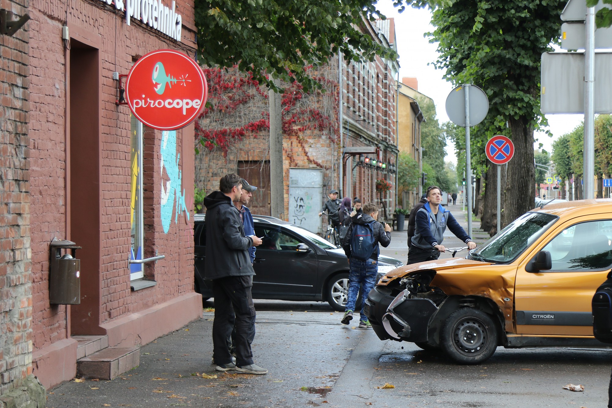 Papildināts – Avāriju Raiņa ielā izraisījis kungs ar ”Citroen”