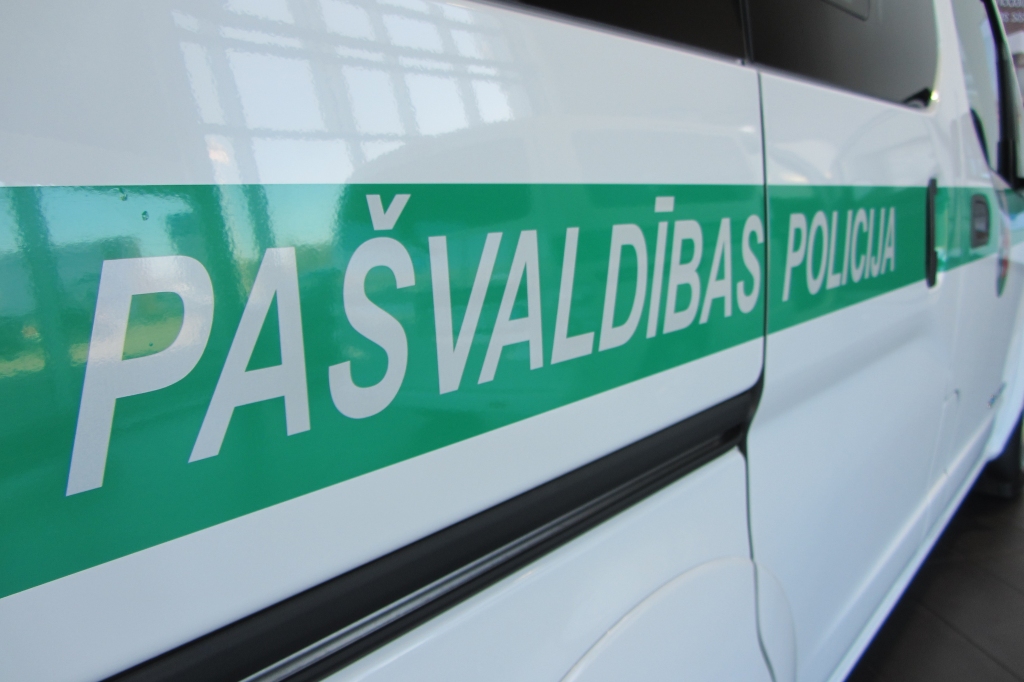 Dienesta pārbaudē noskaidros, vai policisti naktī pabraukuši garām meitenei