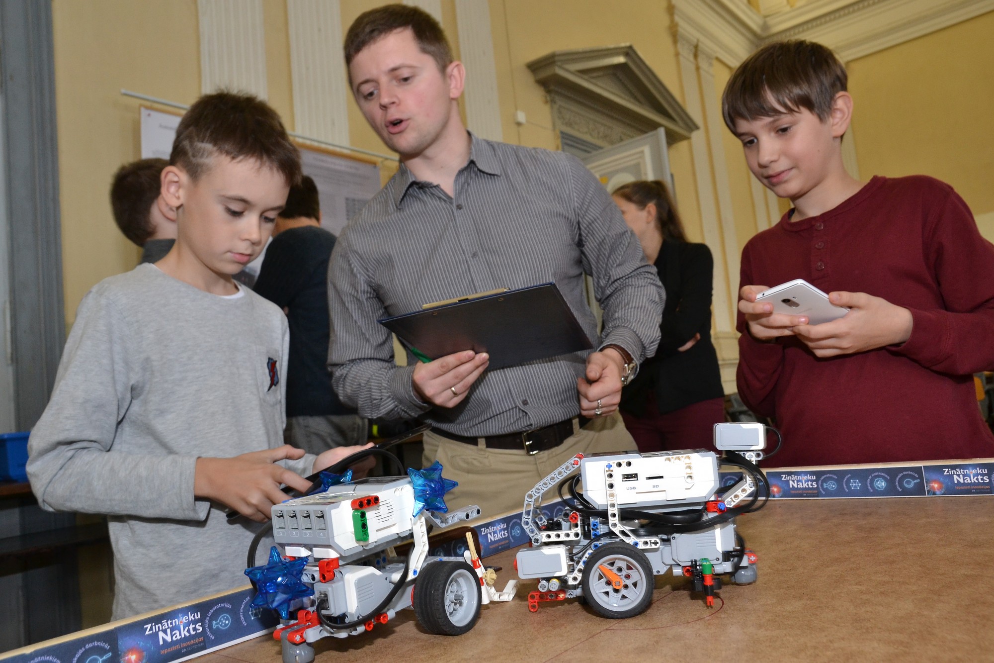 Futbola laukumā cīnās roboti