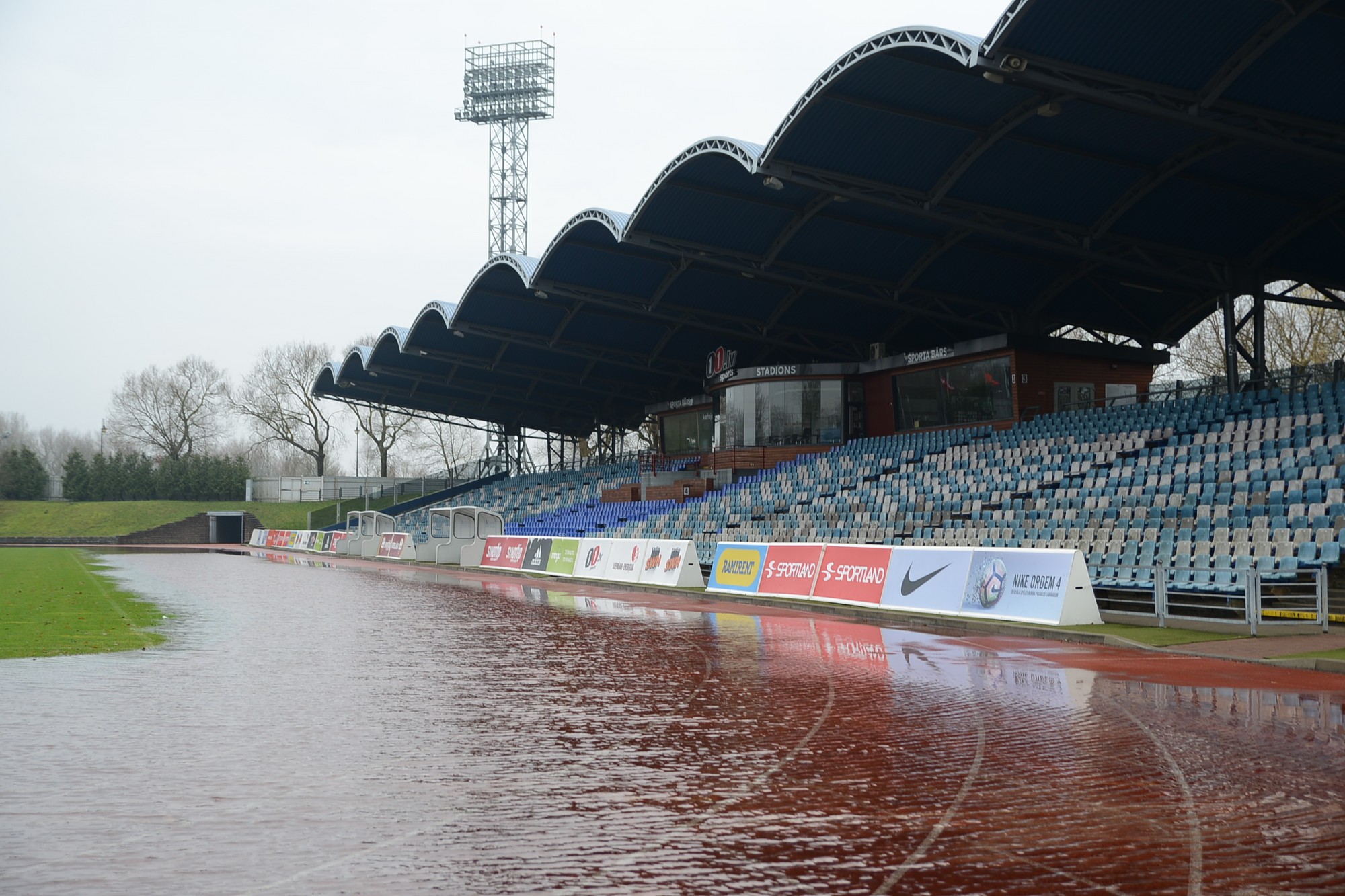 Foto: Arī Jūrmalas parks un stadions mirkst ūdenī