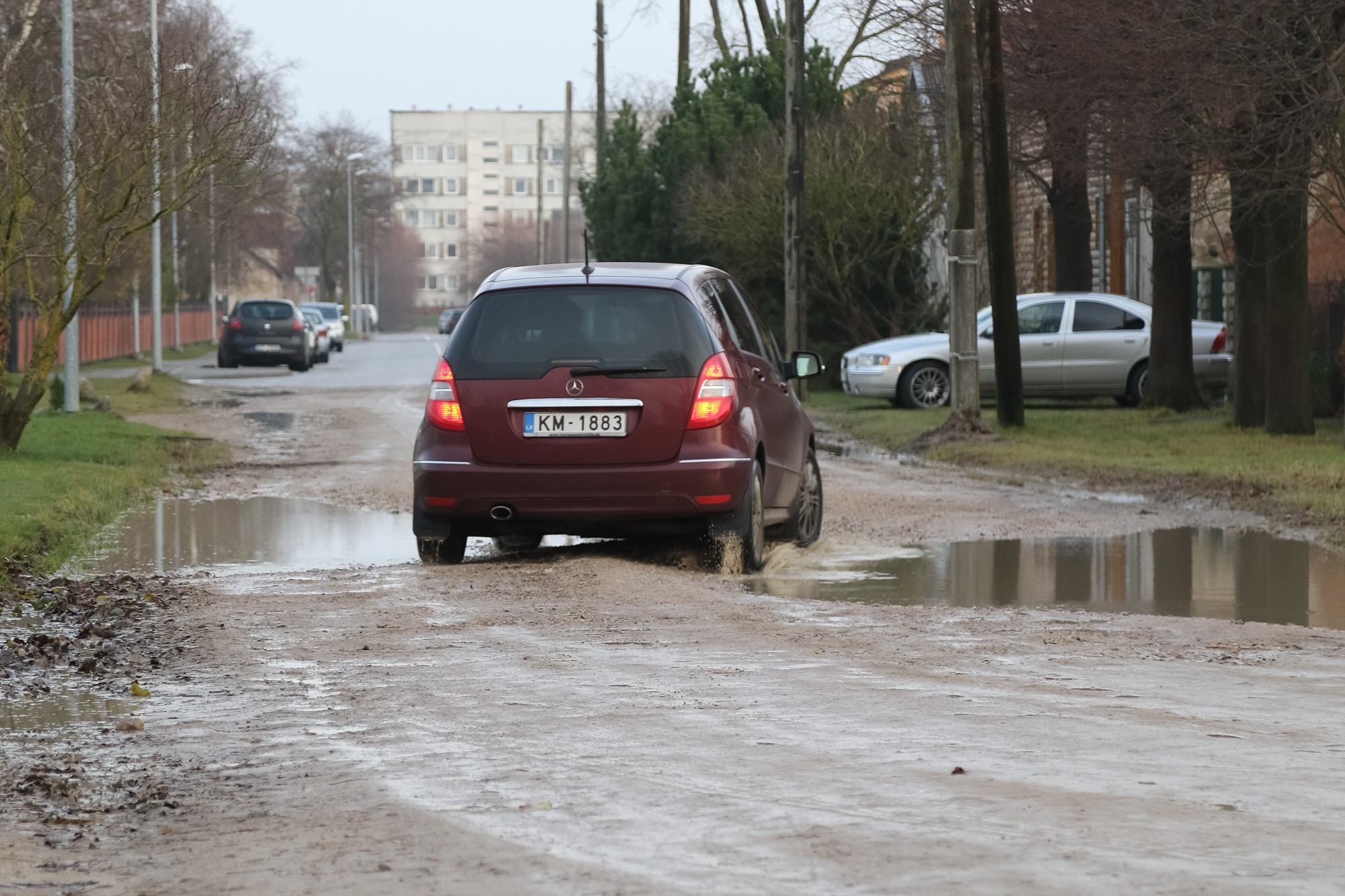 Liepājā vēl 32 km grants ielu; iedzīvotājiem nepatīk ne putekļi, ne dubļi