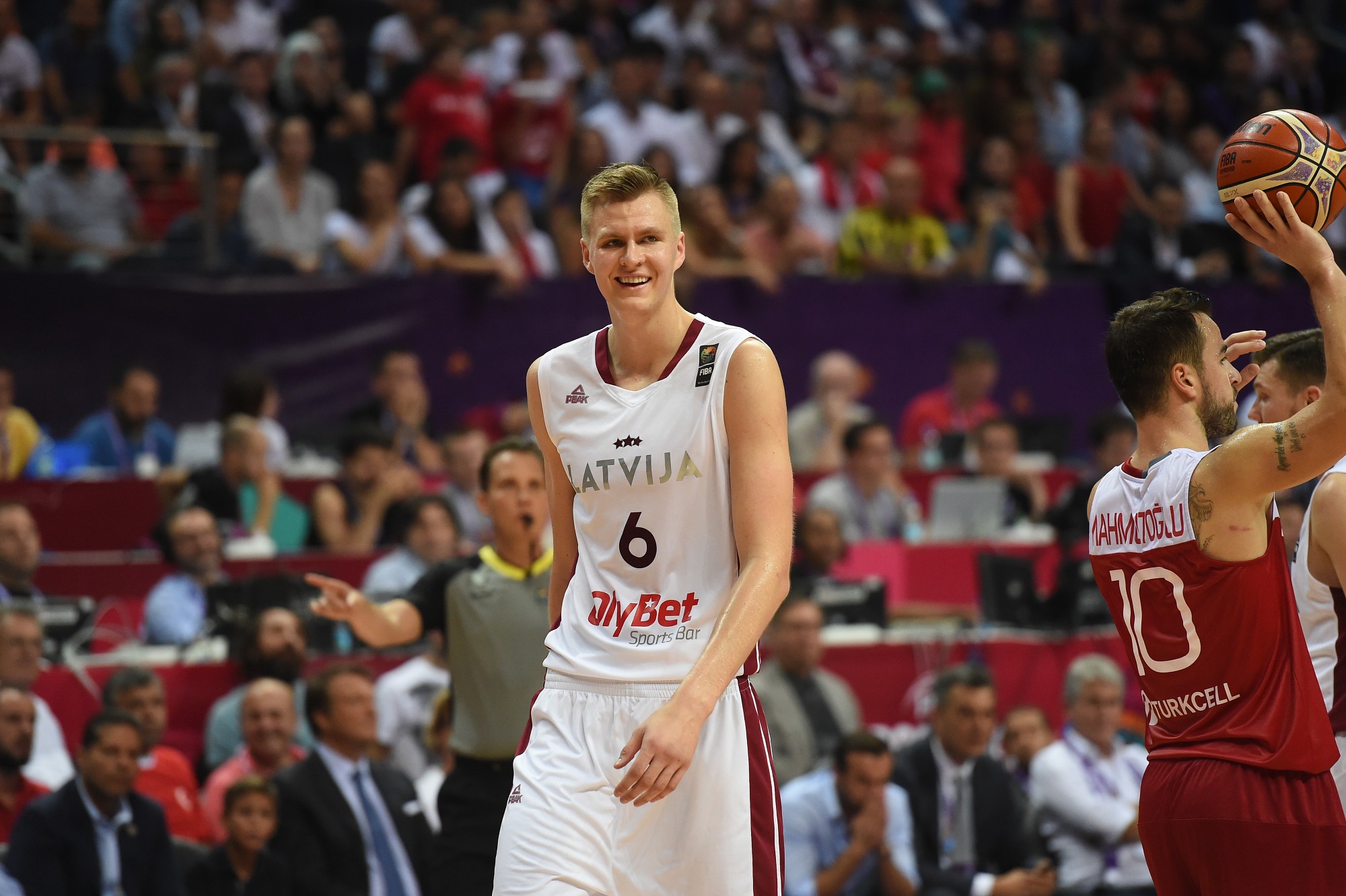 Porziņģa pēdējo minūšu aukstasinība un 28 punkti kaldina ”Knicks” uzvaru pār ”Hornets”