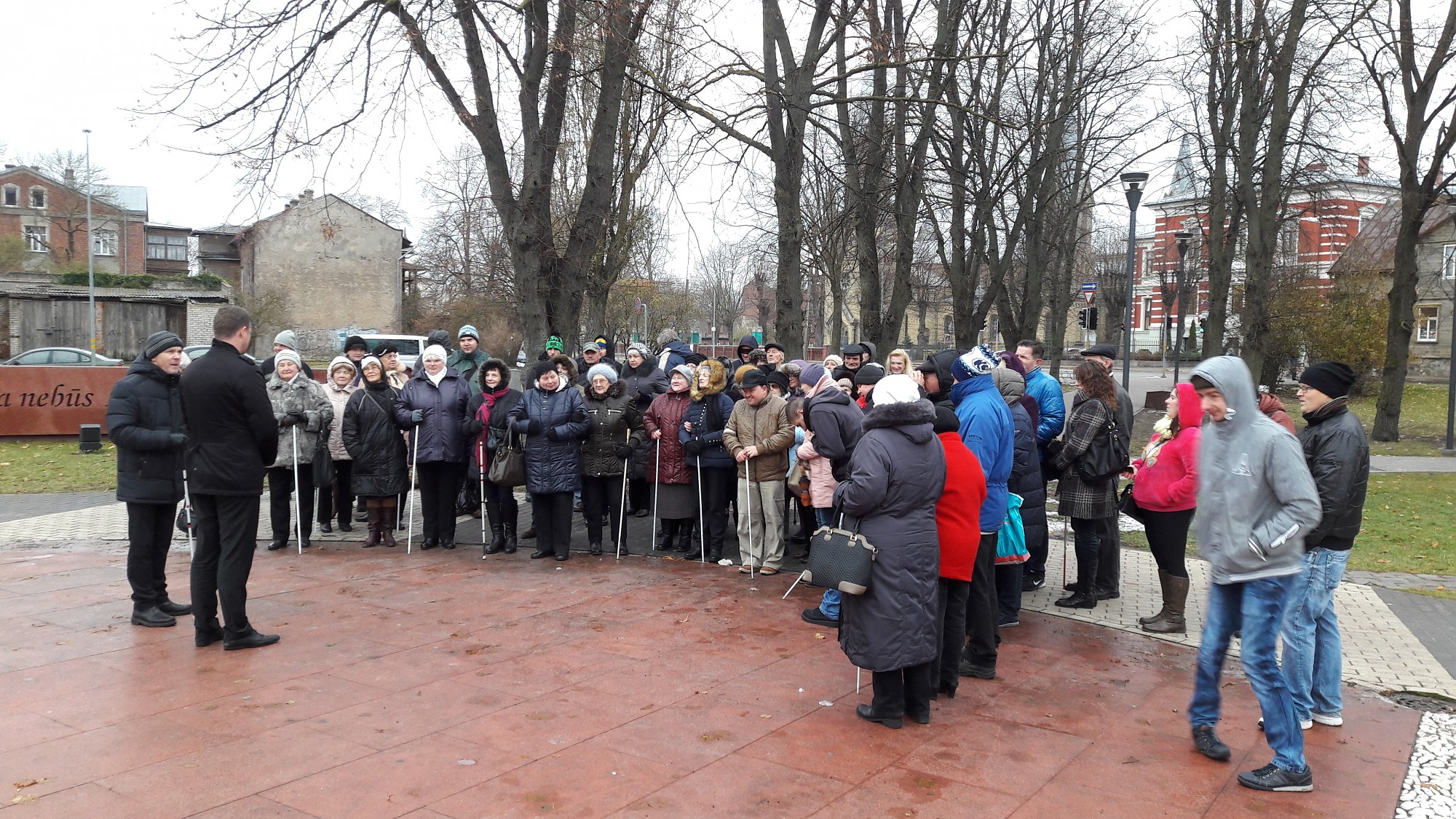 Starptautiskajā neredzīgo dienā ar gājienu atgādinās par cilvēkiem ar īpašām vajadzībām