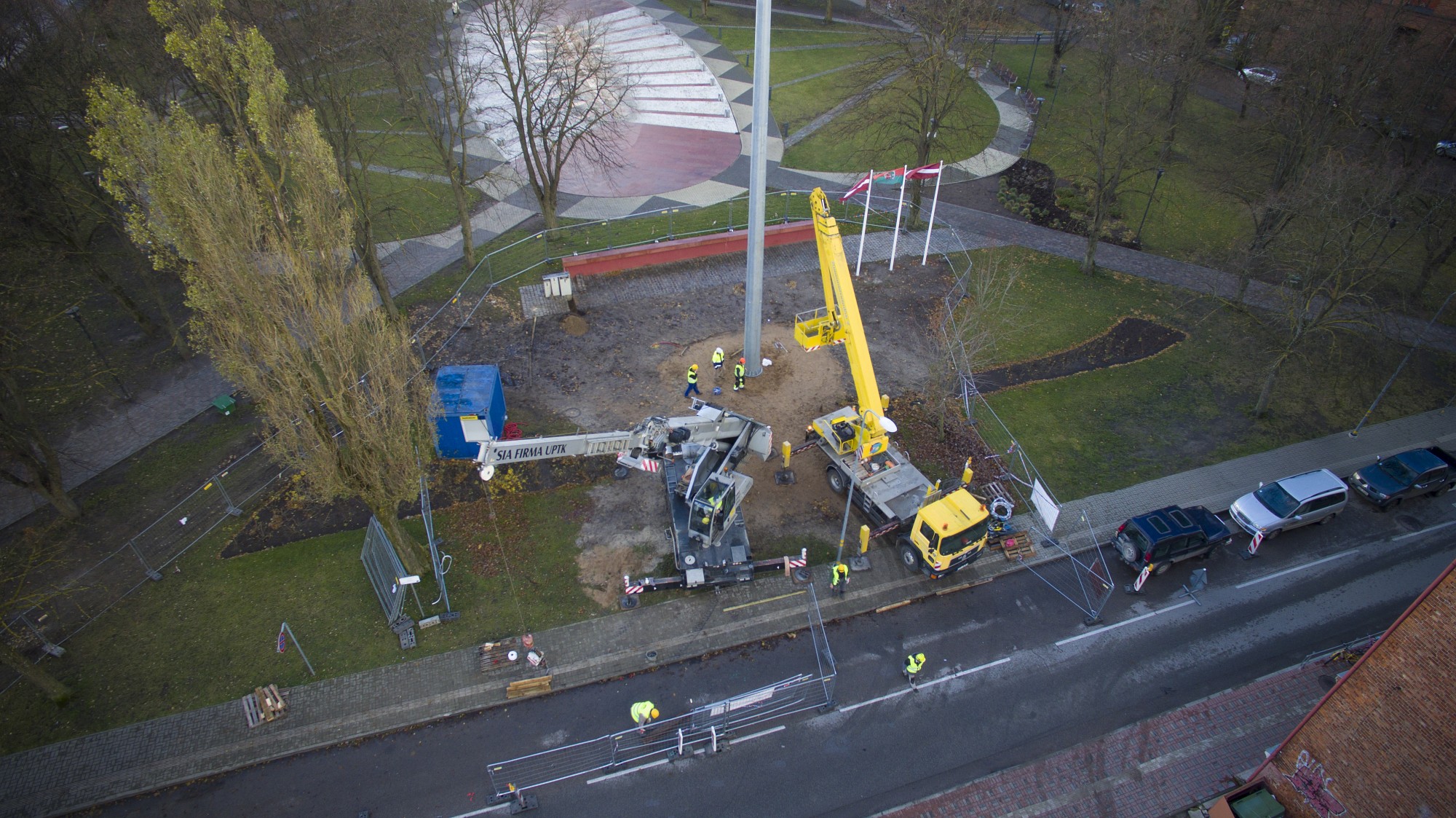 J.Čakstes laukumā uzsliets 35 metrus augstais karoga masts