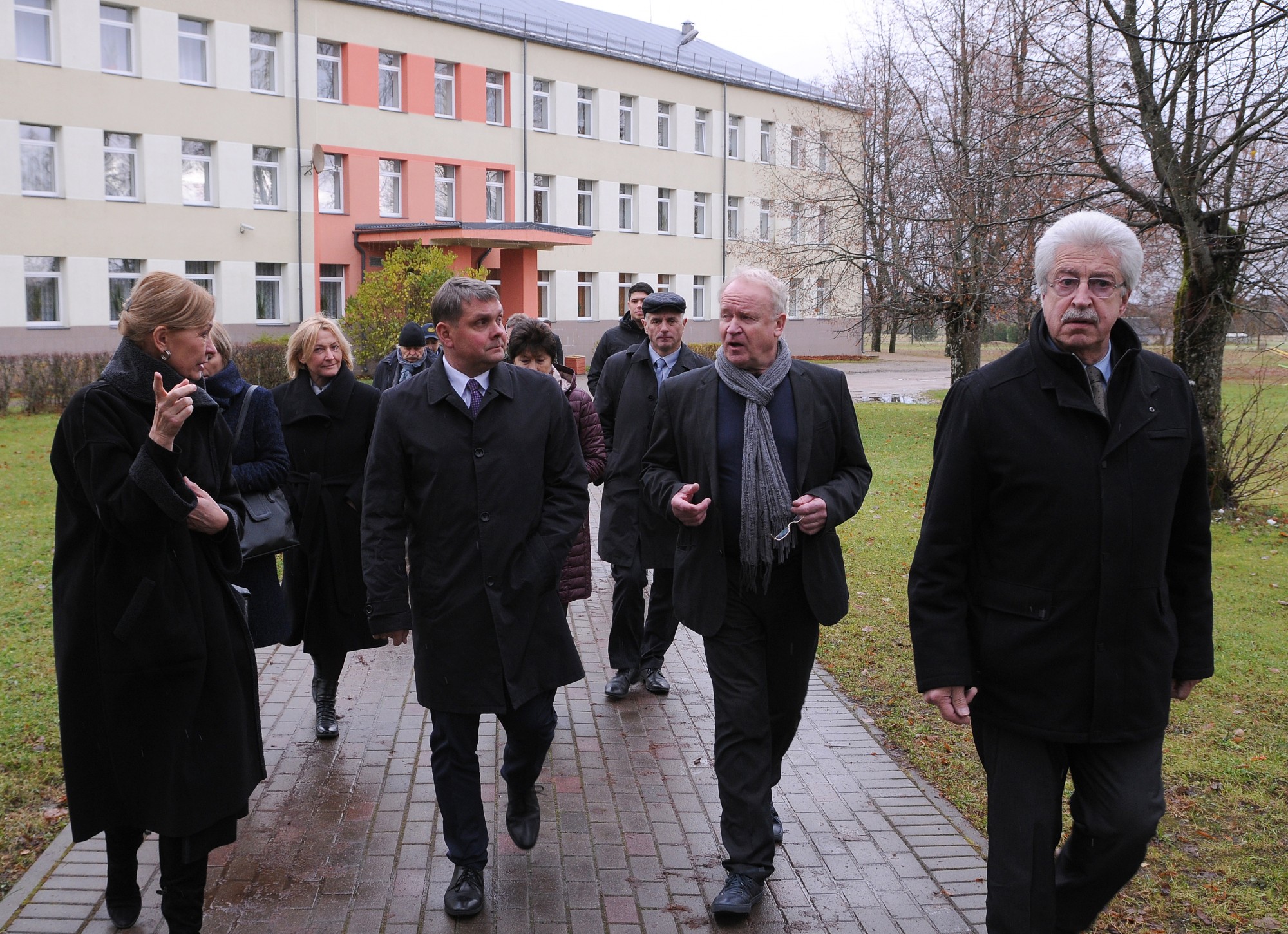 Atriebsies pasaulei vai nostāsies uz kājām