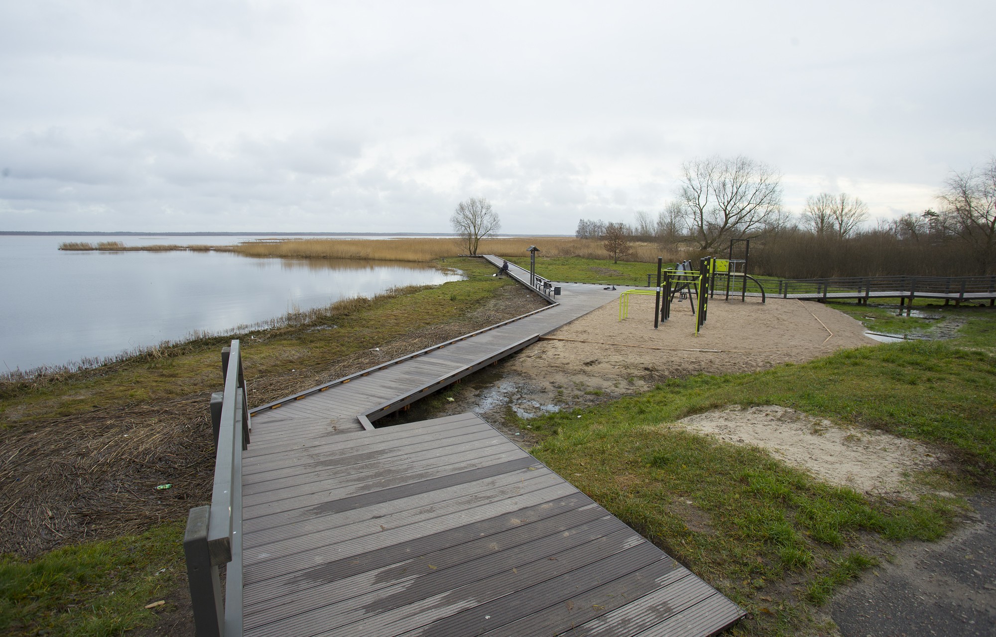 Labiekārto atpūtas vietu pie Liepājas ezera
