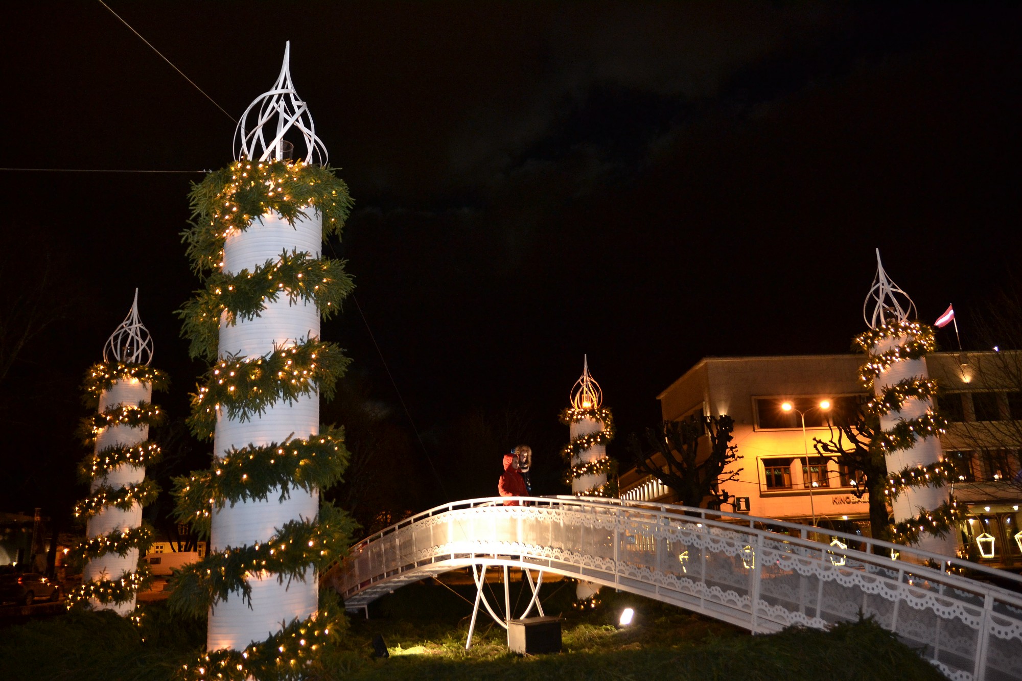 Aizdedz pirmo sveci Adventes vainagā