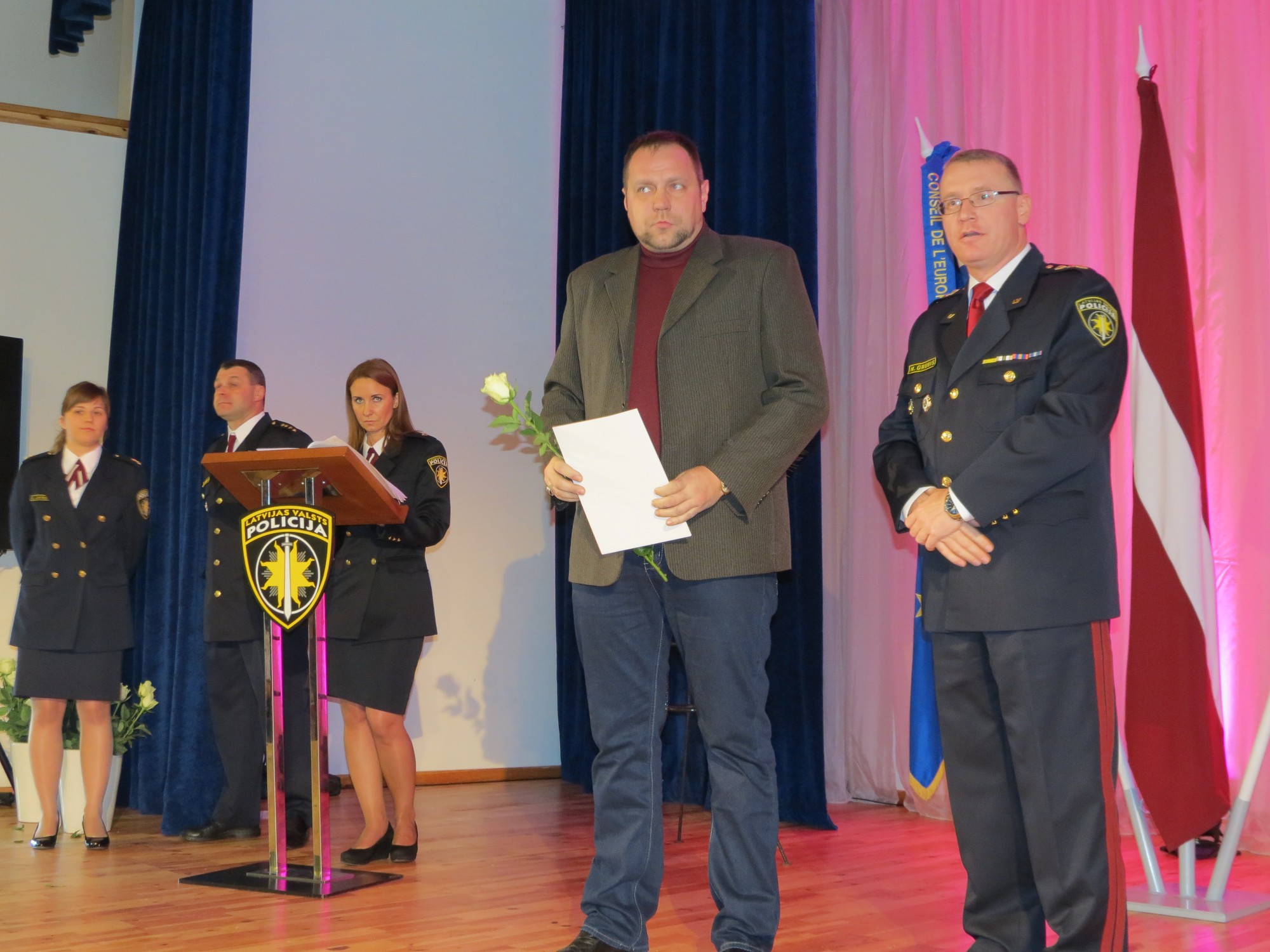 Papildināts (ar foto) – Svētku reizē sveic likumsargus un viņu palīgus