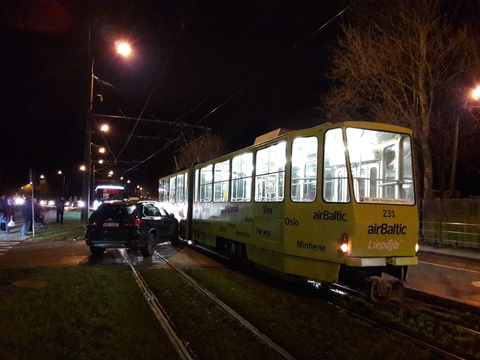 Izraisa sadursmi ar tramvaju