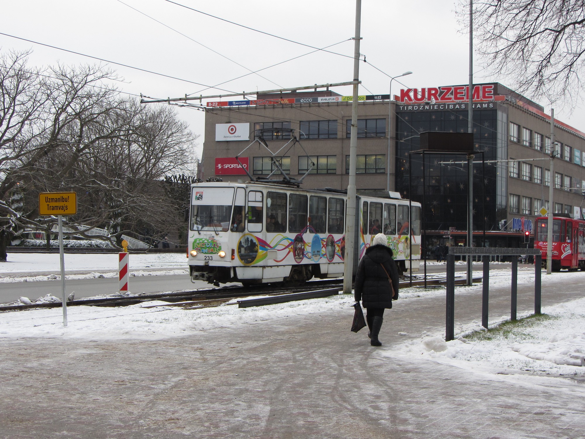 Rūpēs par drošību demontē plakātu un uzliek papildu zīmi