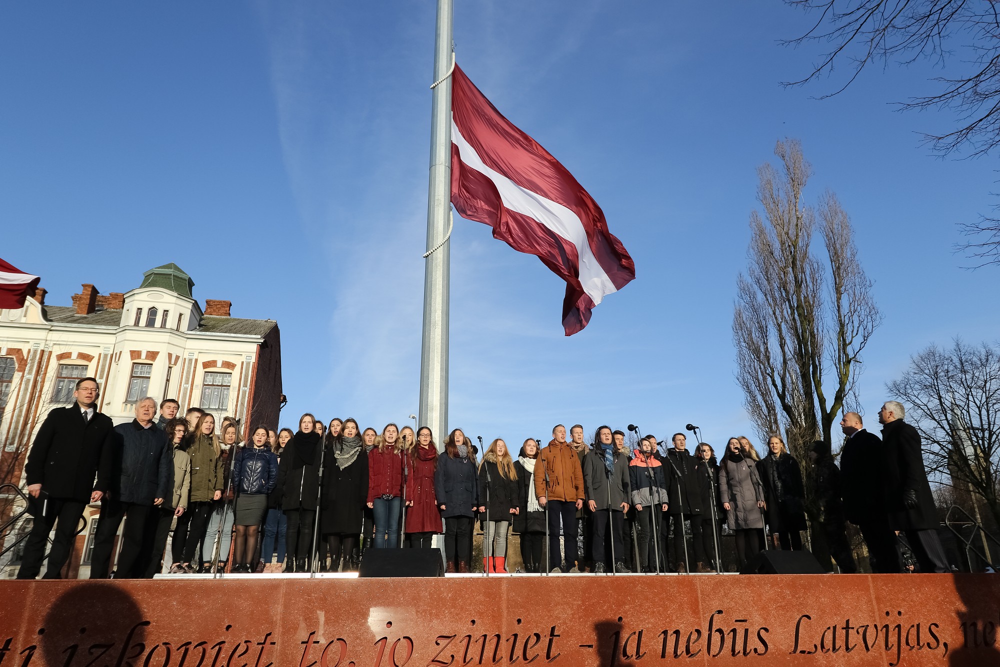 Sarkanbaltsarkanais sargās mūsu pilsētu