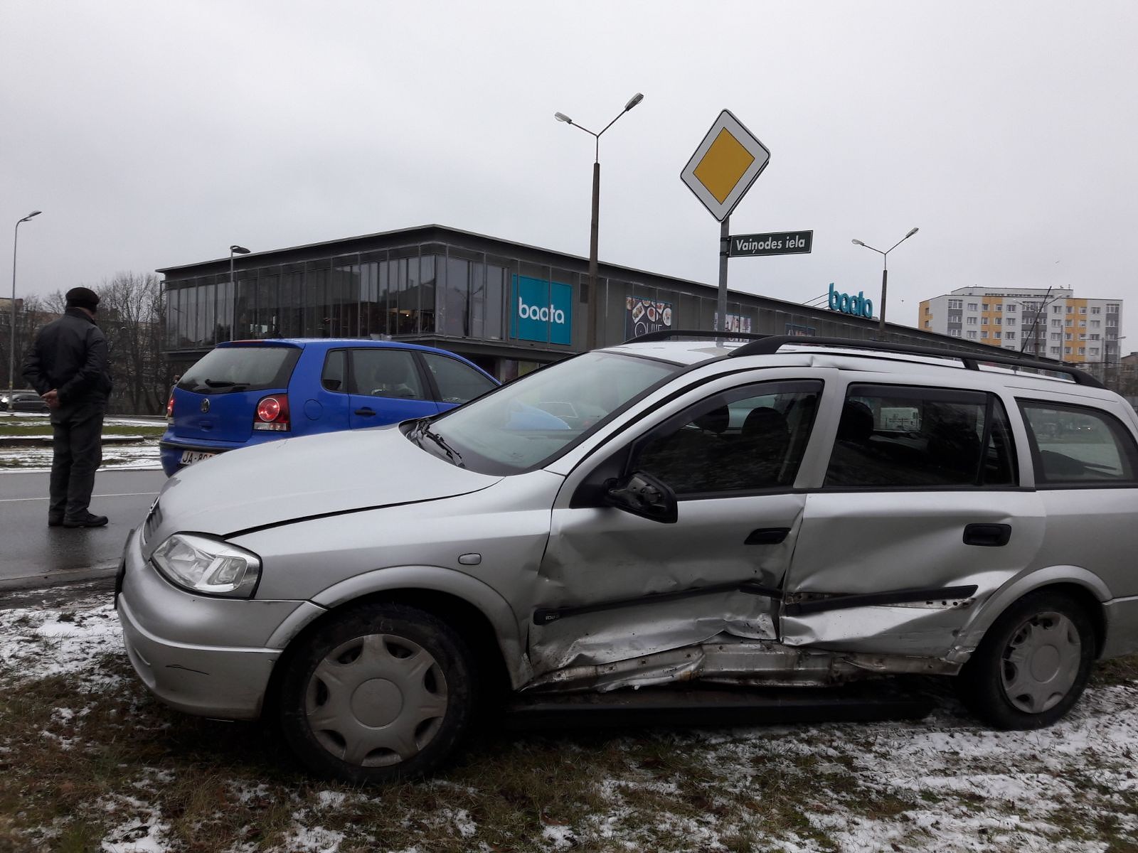 Trīs auto sadursmē cilvēki nav cietuši