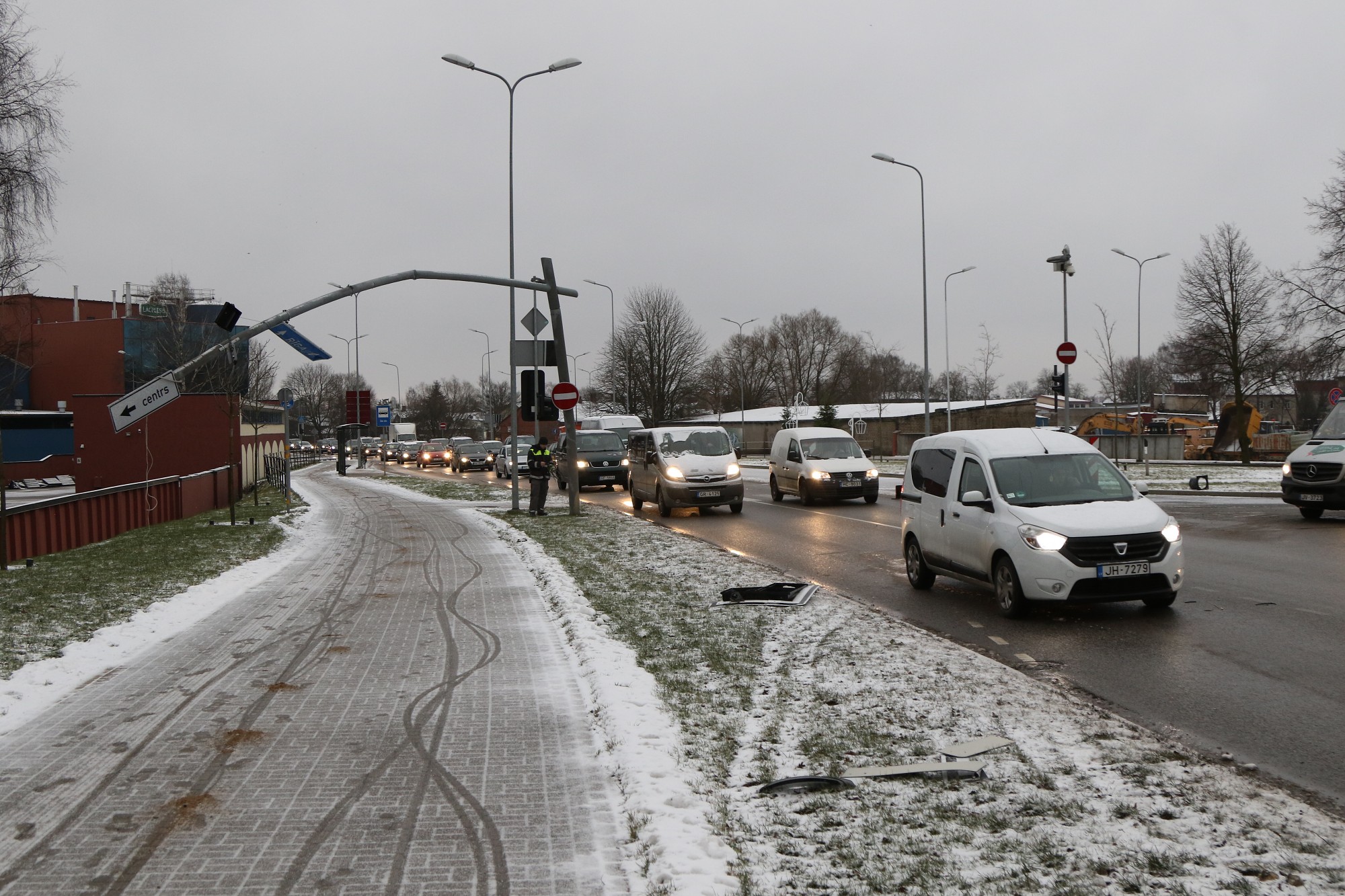 Papildināts – Kravas auto sabojā luksoforu