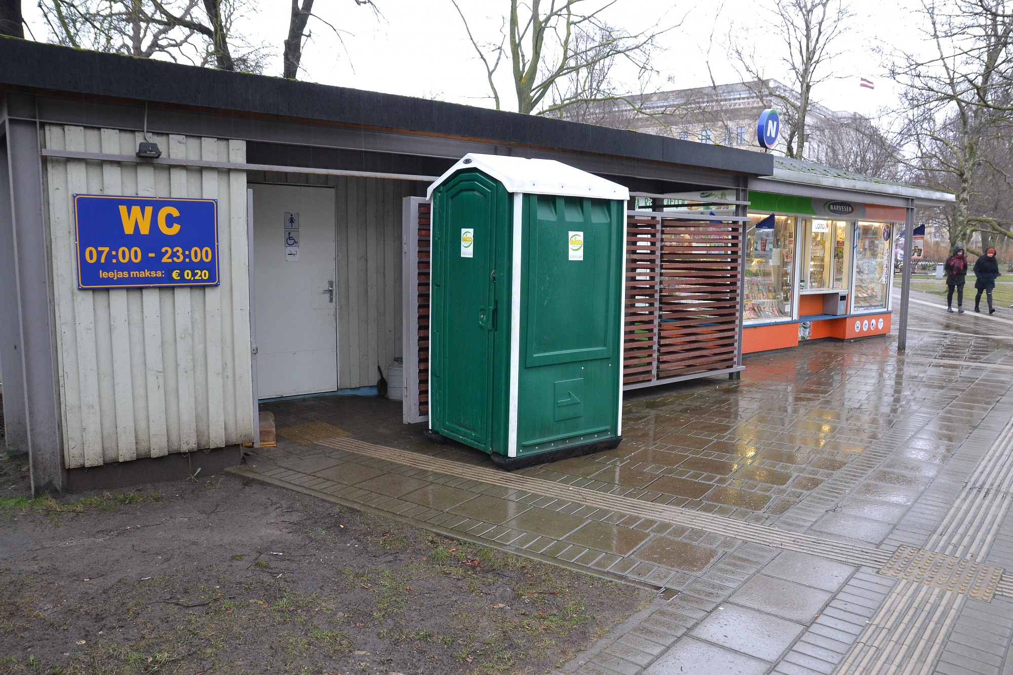 Pilsētas centra tualete stāv pārplūdusi