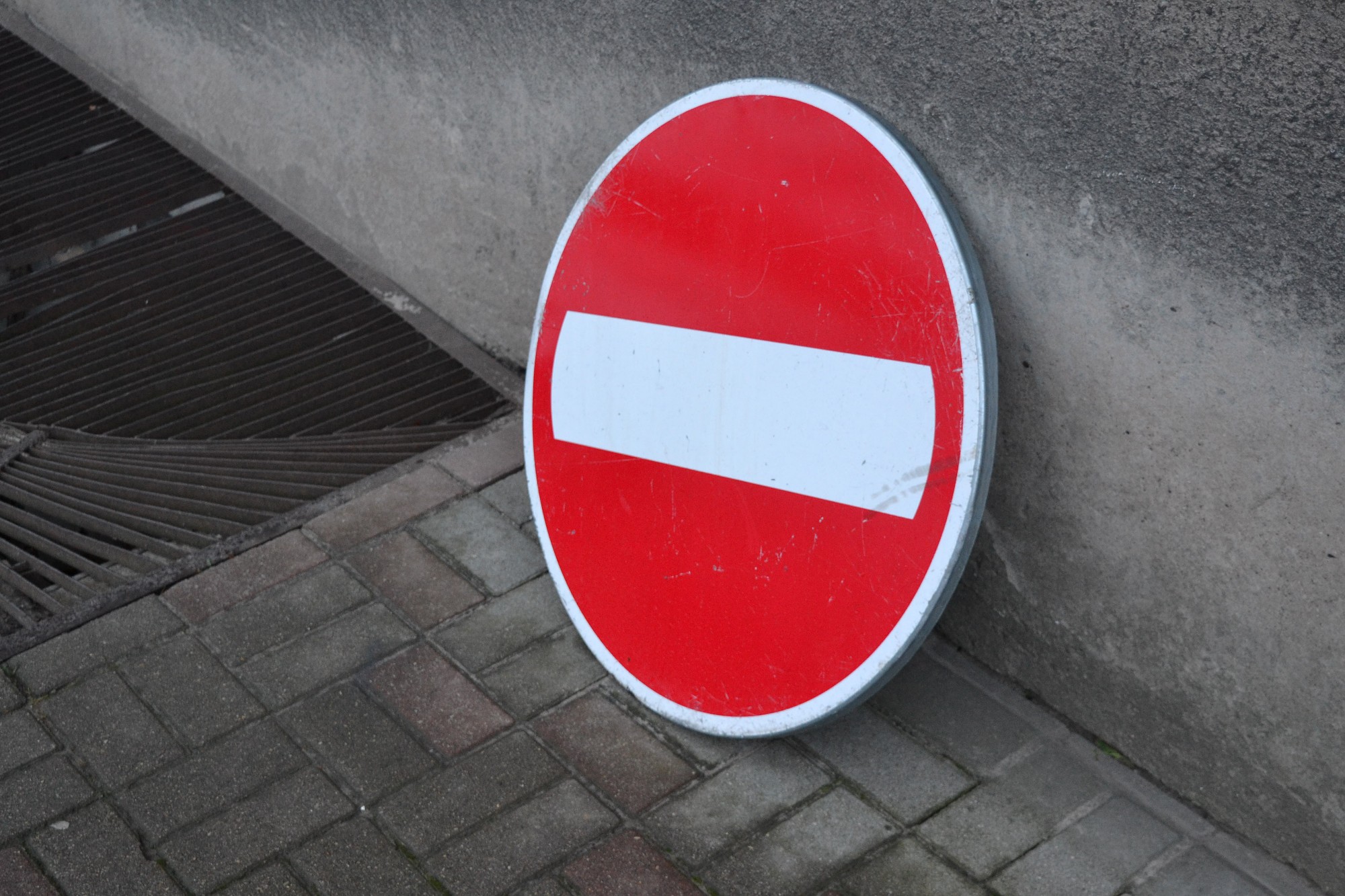 Slēgs satiksmi Ploču ielā