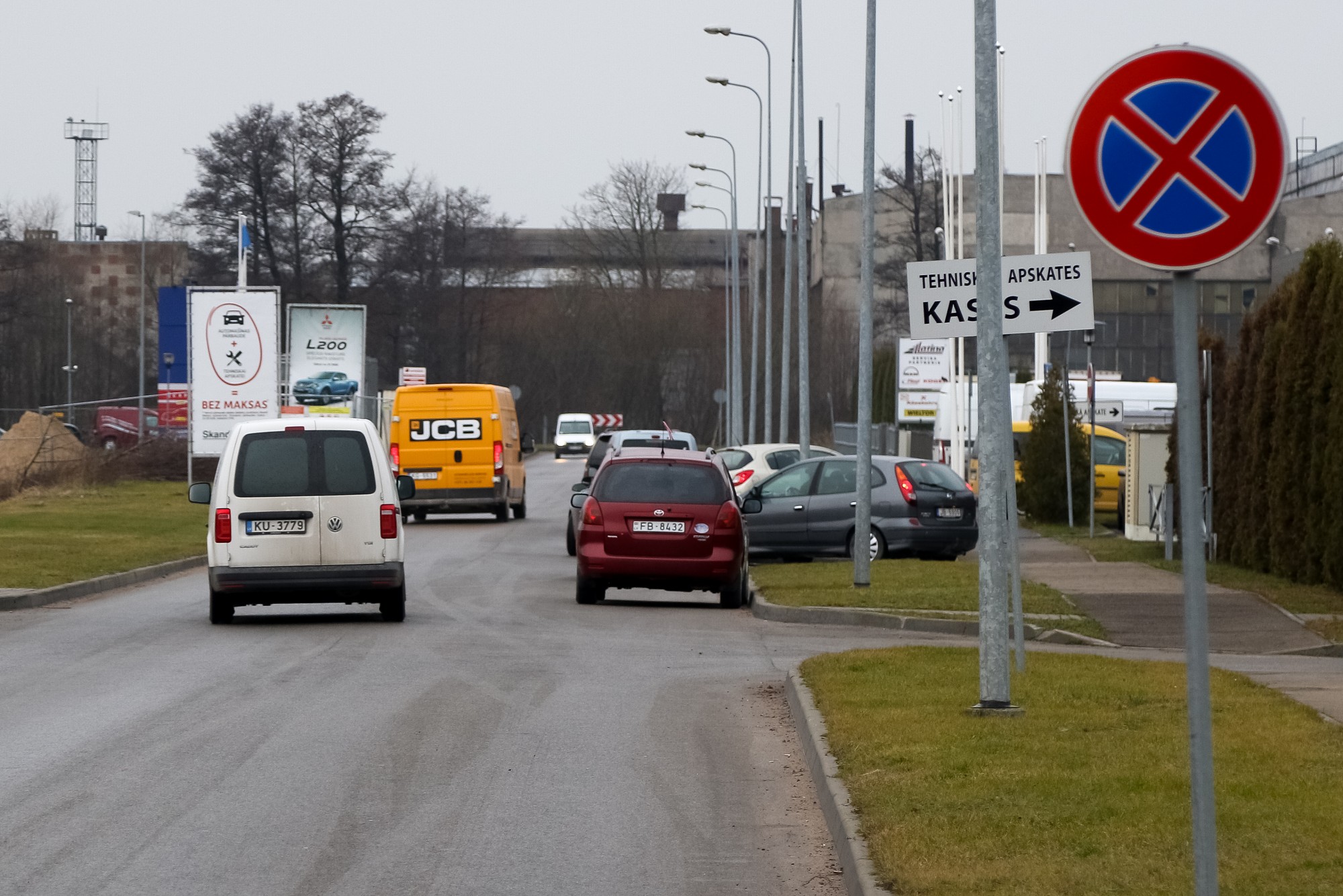 Satiksmes ielā apstāties aizliegts; daļai braucēju jāmācās ceļazīmes