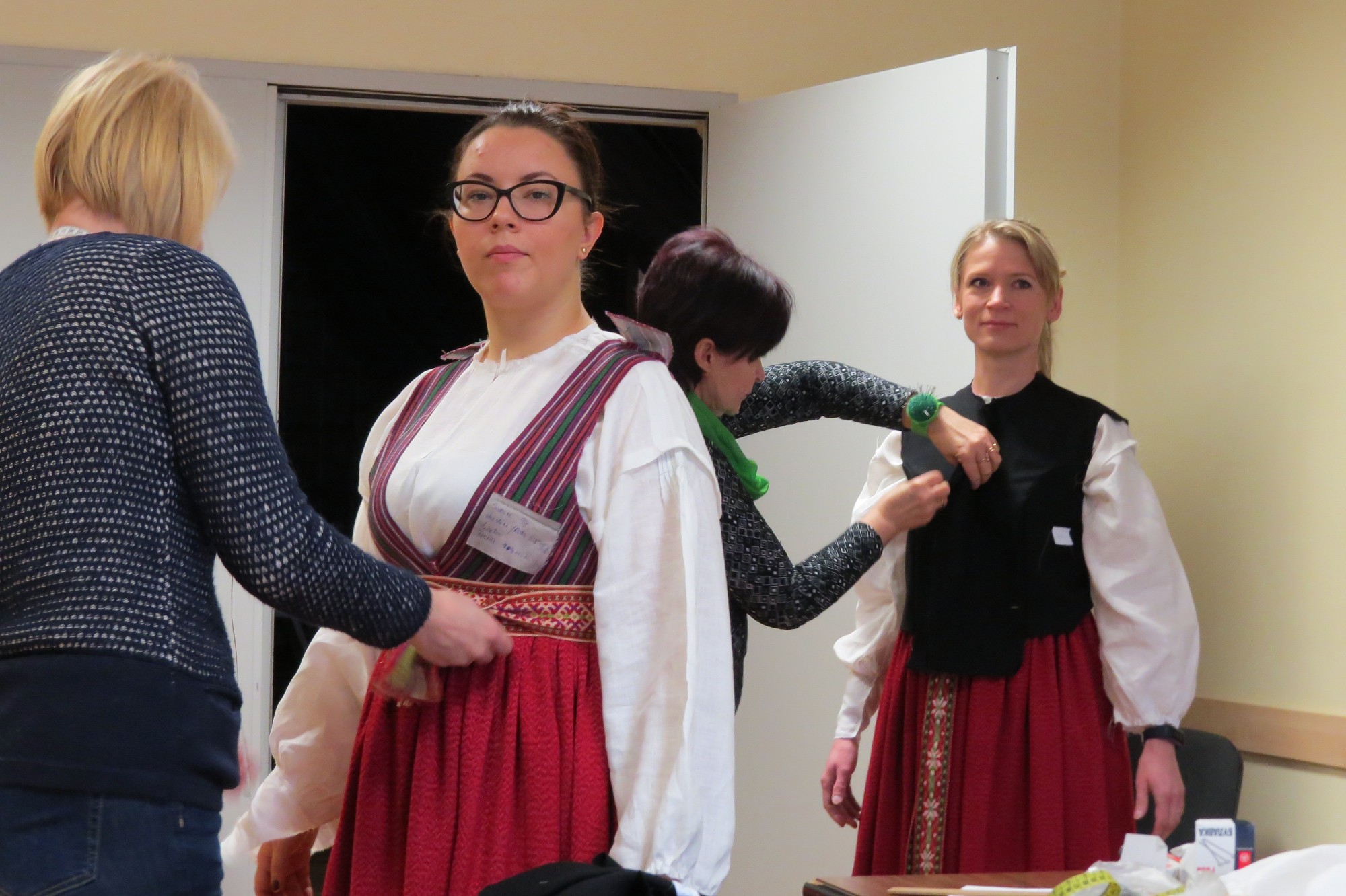 Pāvilostas deju kolektīvs “Mārsils” darina Alsungas tautastērpus