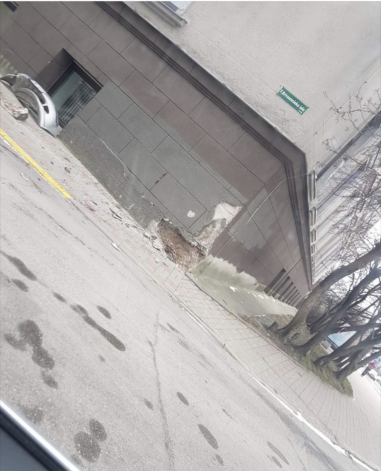 Taranē Universitātes sienu un bēg