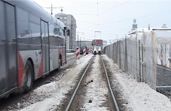Tramvaja tilta remontdarbi norit teltī