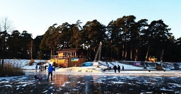 Liepājā atklāta brīvdabas slidotava