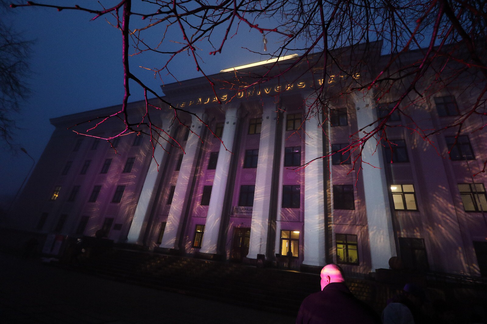 Universitāte iemirdzas jaunā gaismā