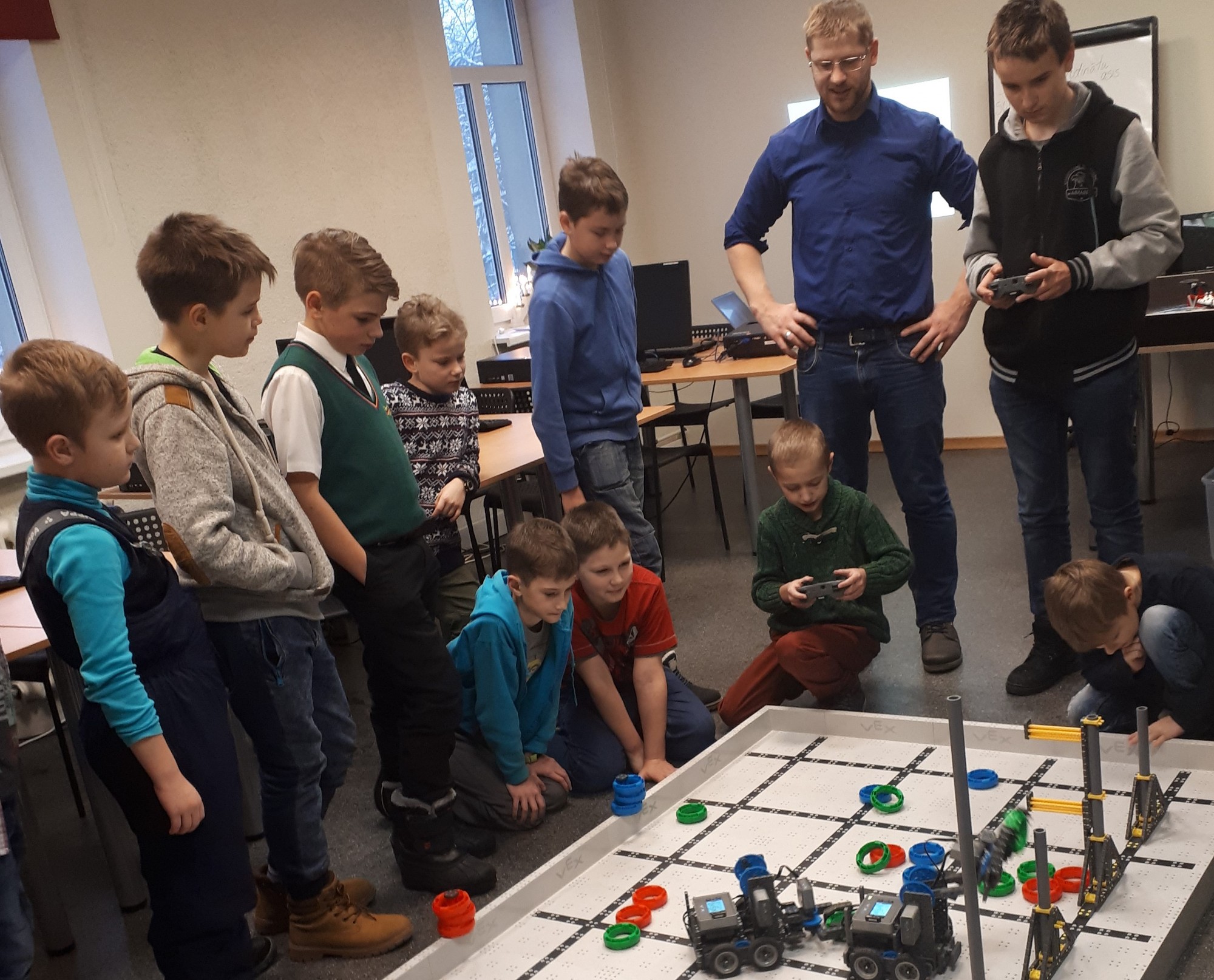 Iepazīstina ar VEX robotiem