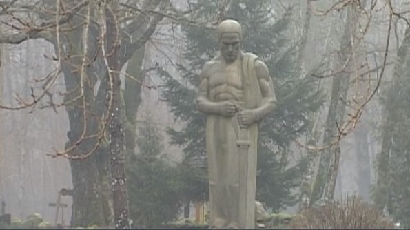 Aloja grib atgūt K. Zāles veidotu pieminekli no Medzes kapiem