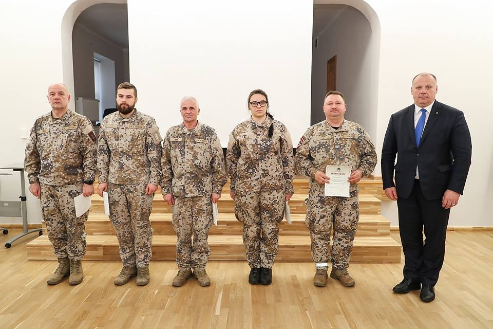 Jaunsargu instruktori saņem sertifikātus