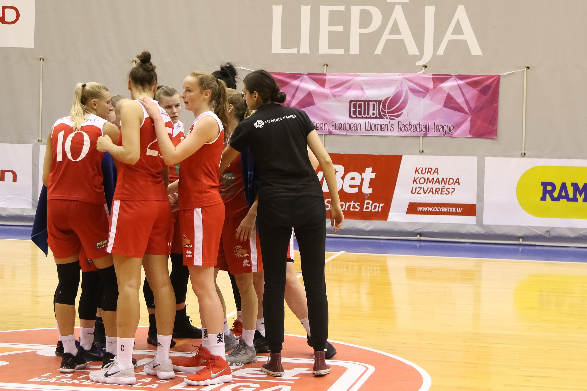 “Liepājas papīrs”/LSSS basketbolistes iekļūst Austrumeiropas līgas izslēgšanas turnīrā